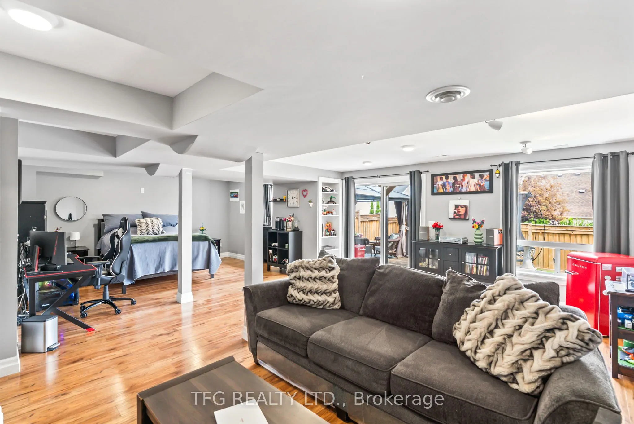 1187 Ashgrove Crescent