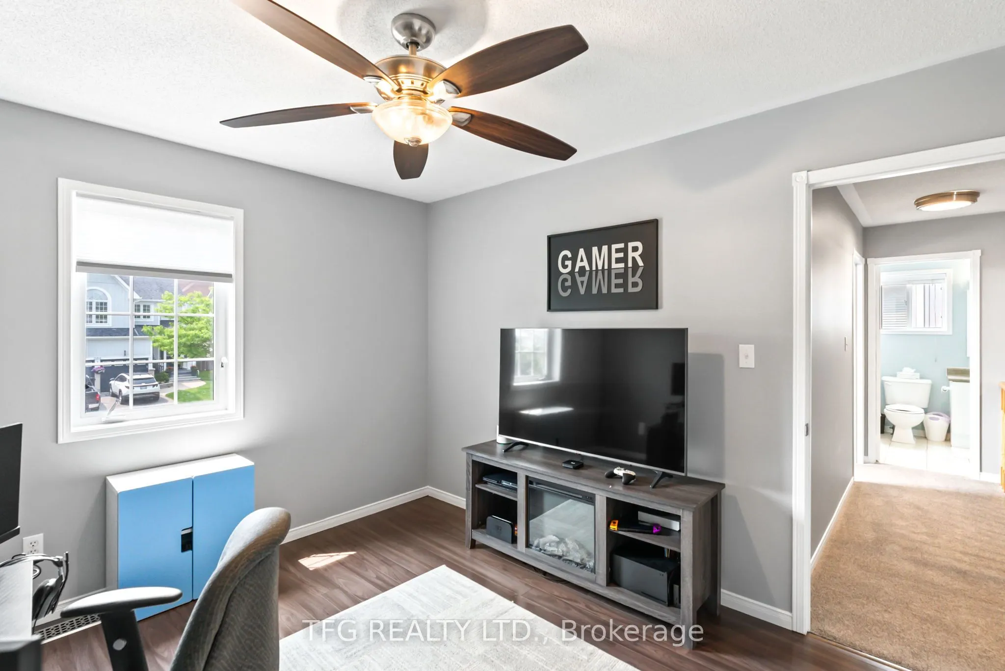 1187 Ashgrove Crescent