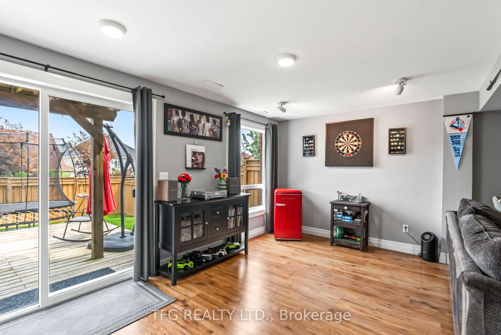 1187 Ashgrove Crescent