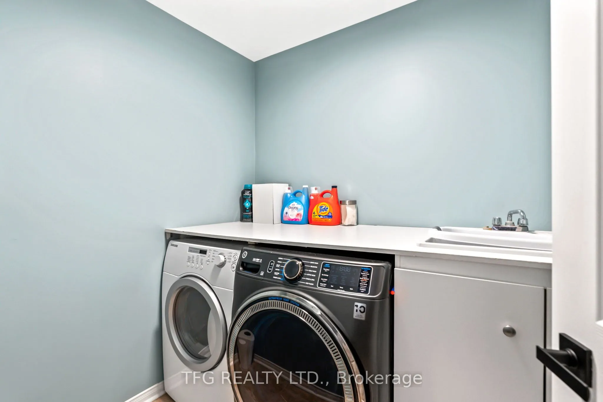 1187 Ashgrove Crescent