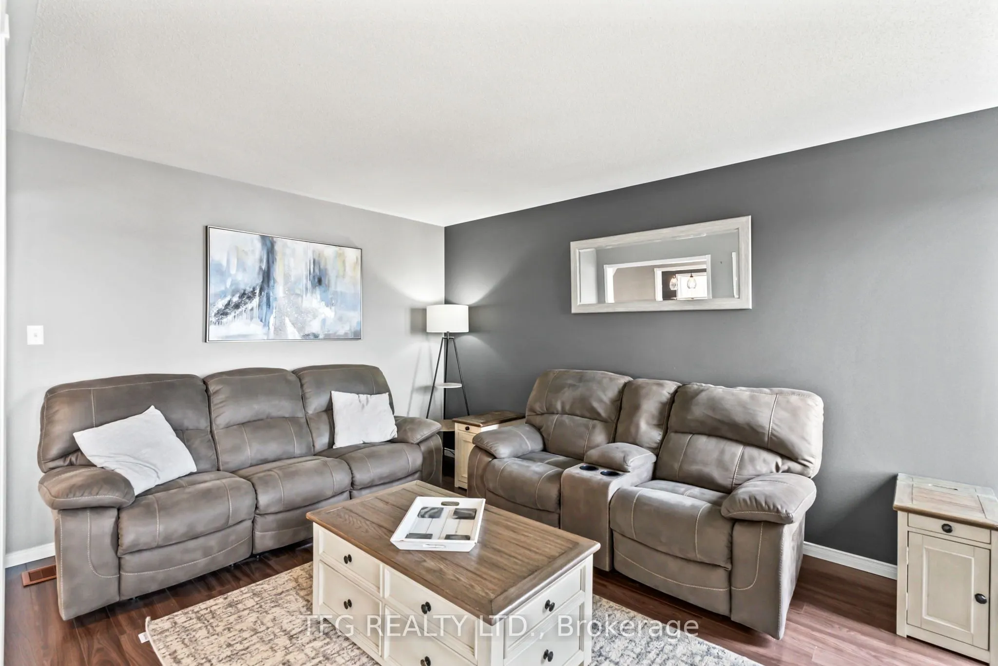 1187 Ashgrove Crescent