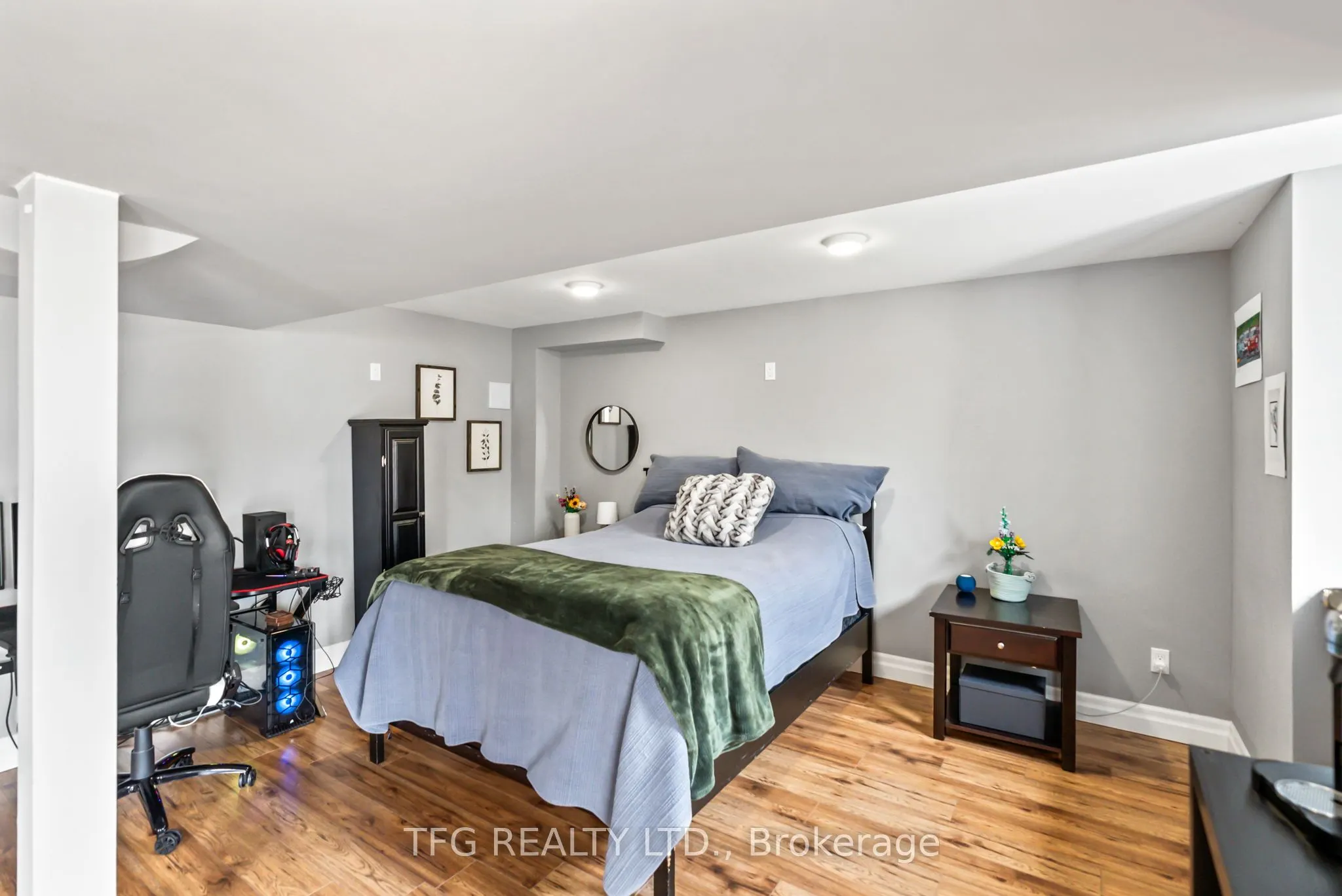 1187 Ashgrove Crescent