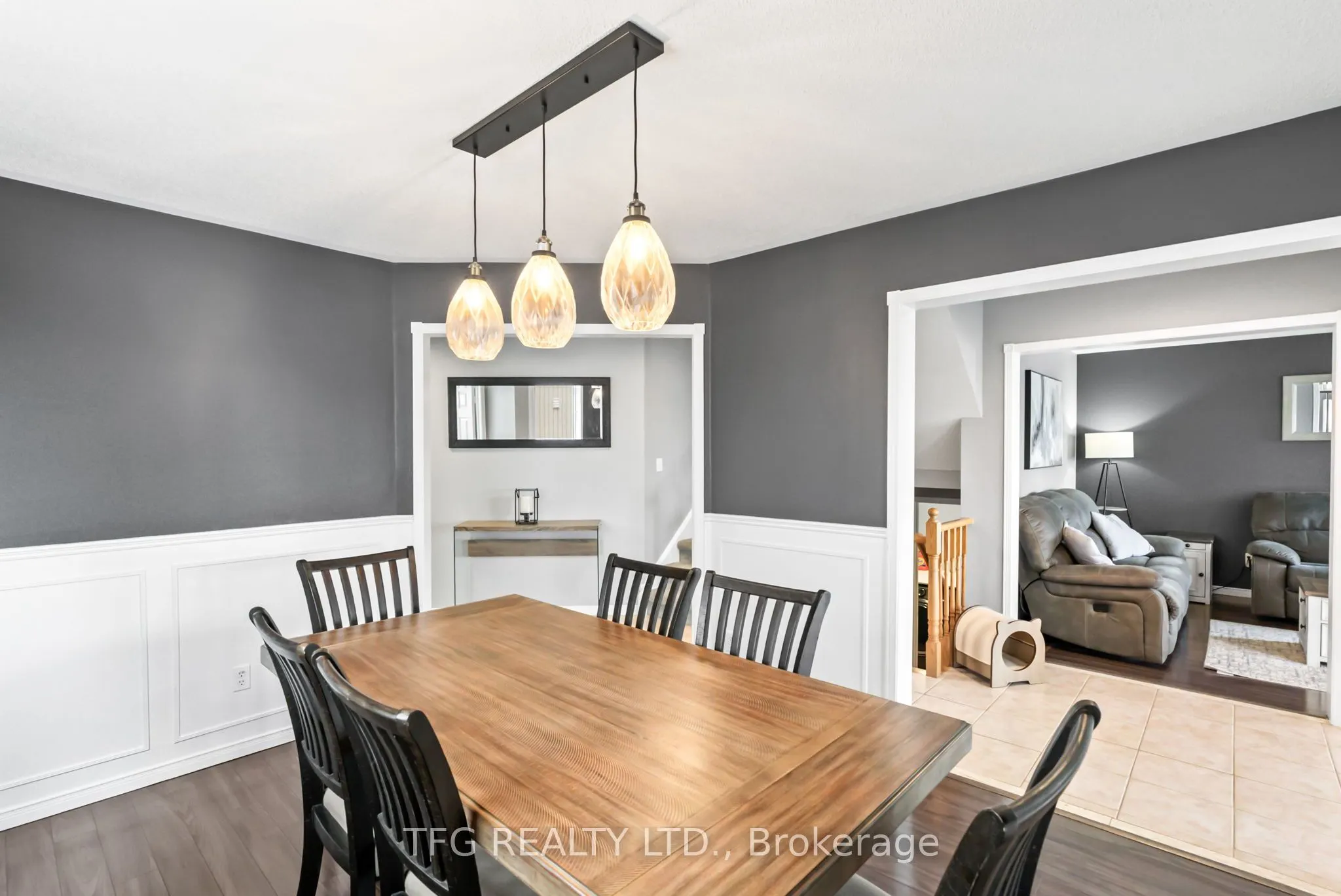 1187 Ashgrove Crescent