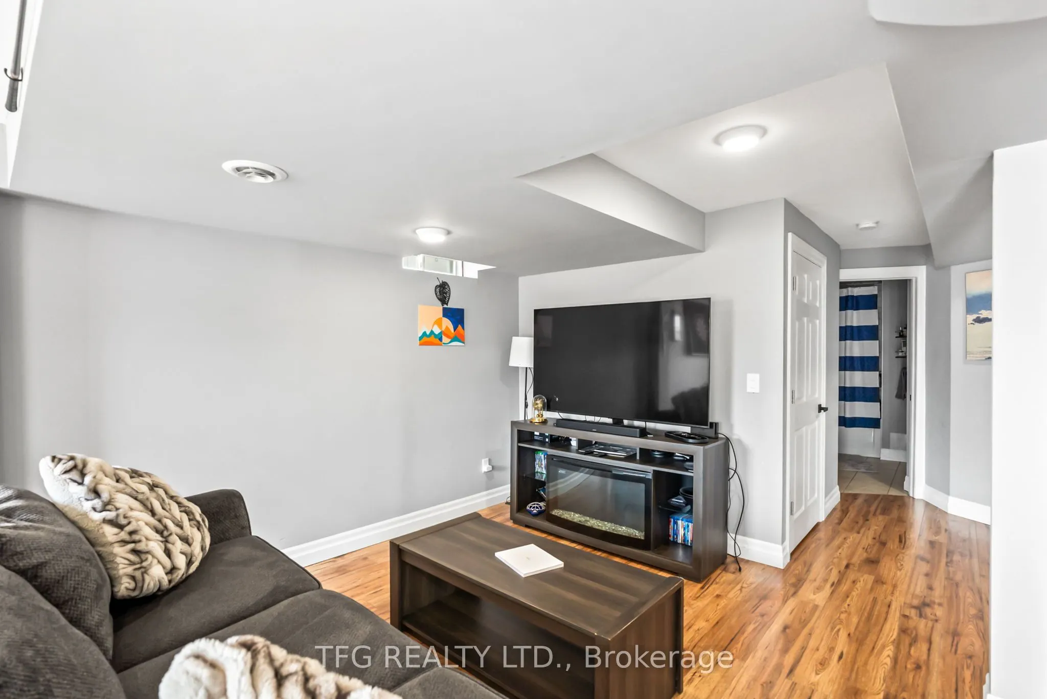 1187 Ashgrove Crescent