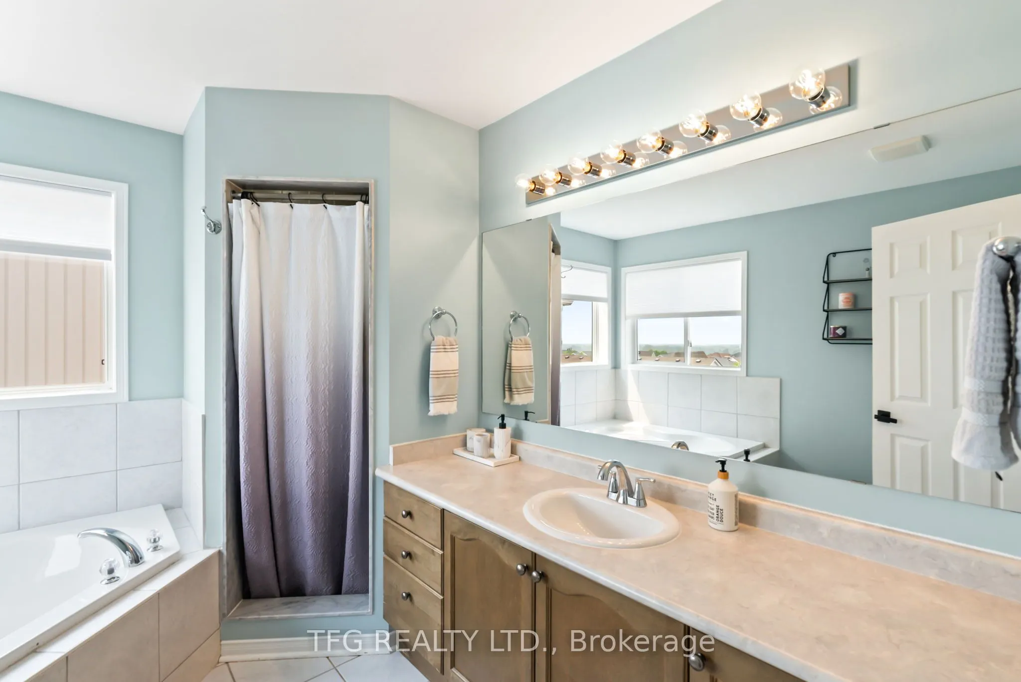 1187 Ashgrove Crescent