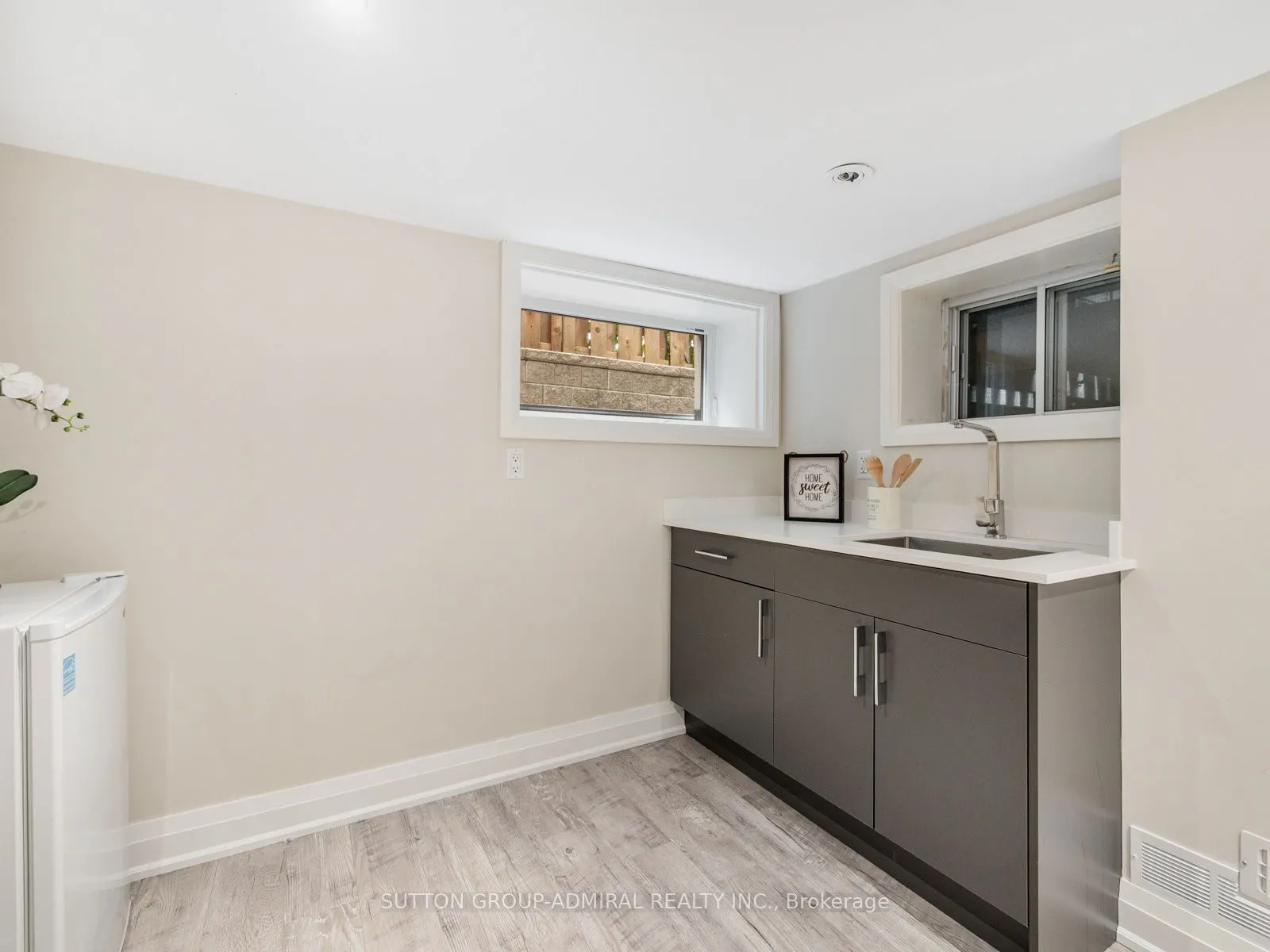 1 Dustan Crescent