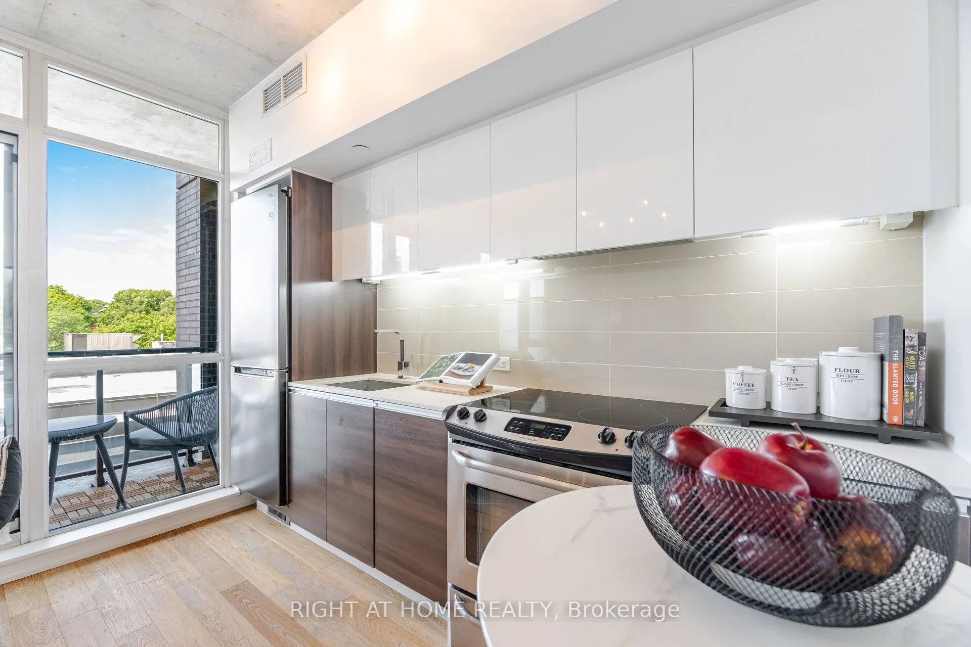 1190 Dundas Street, #527