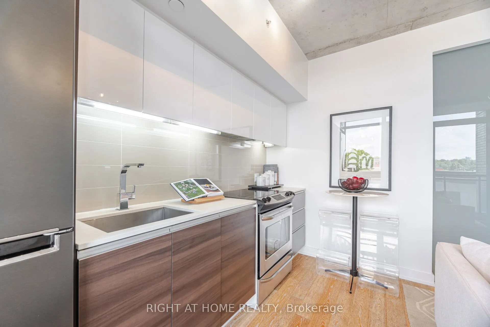 1190 Dundas Street, #527
