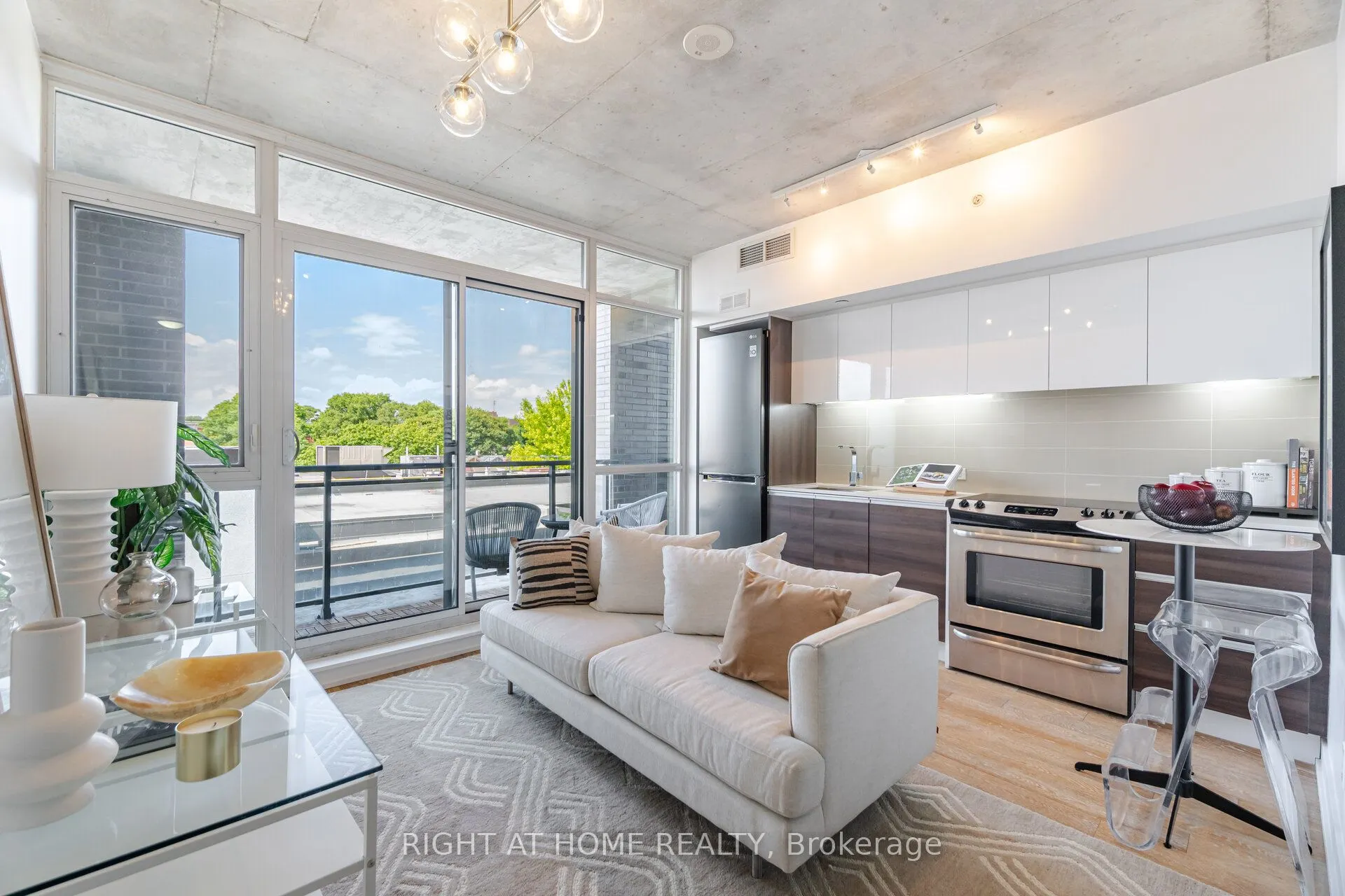 1190 Dundas Street, #527