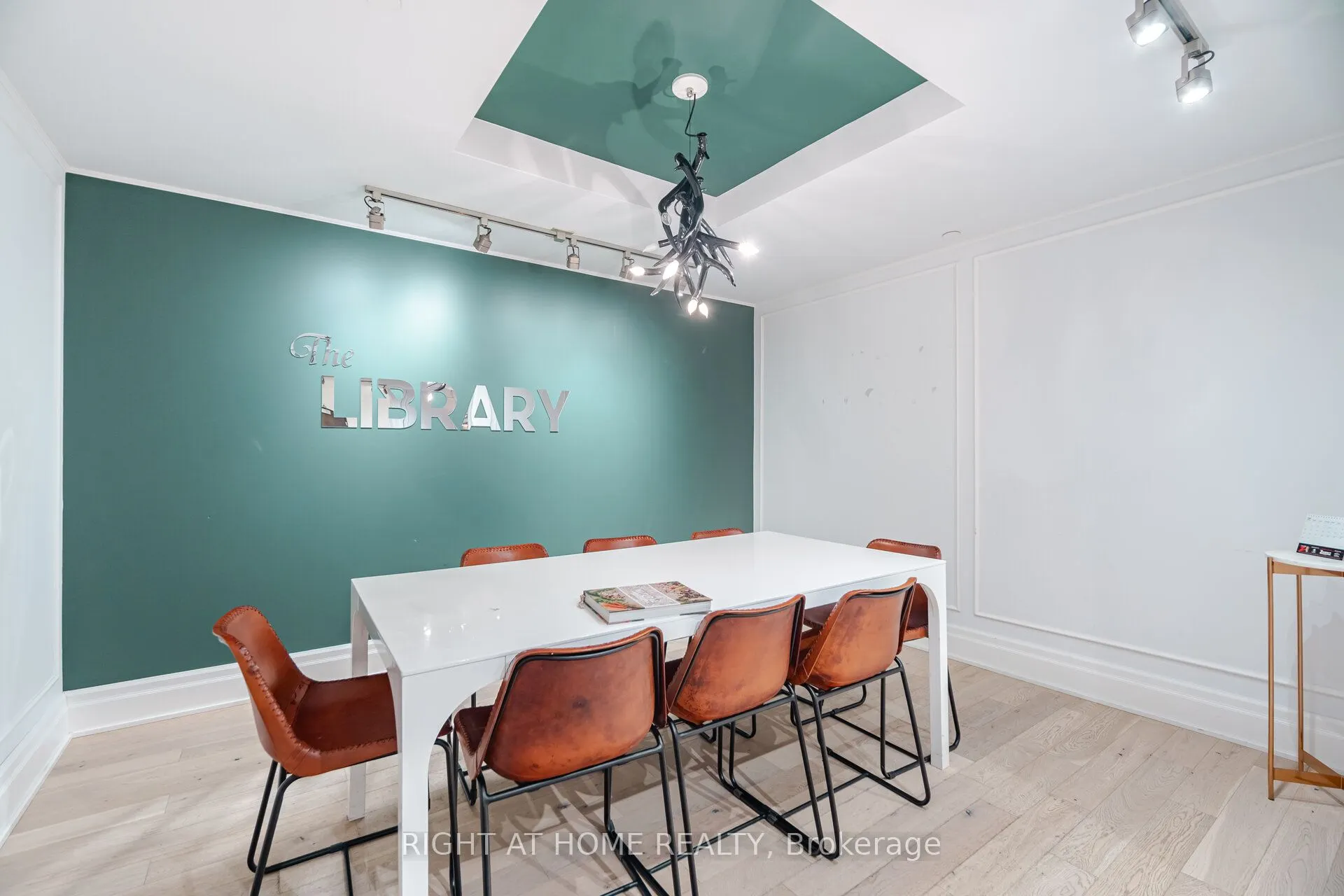 1190 Dundas Street, #527