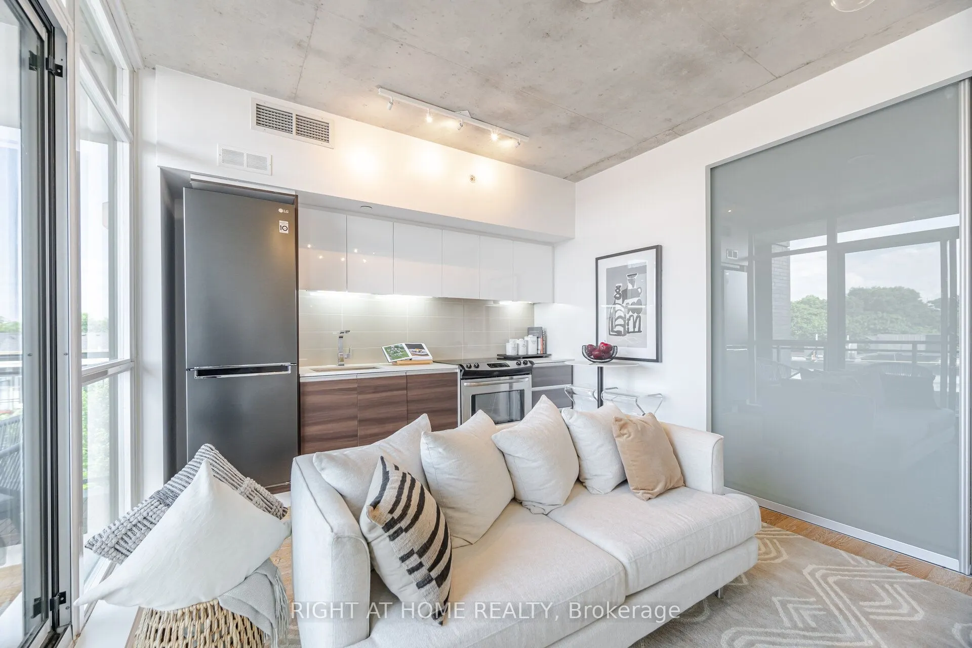 1190 Dundas Street, #527