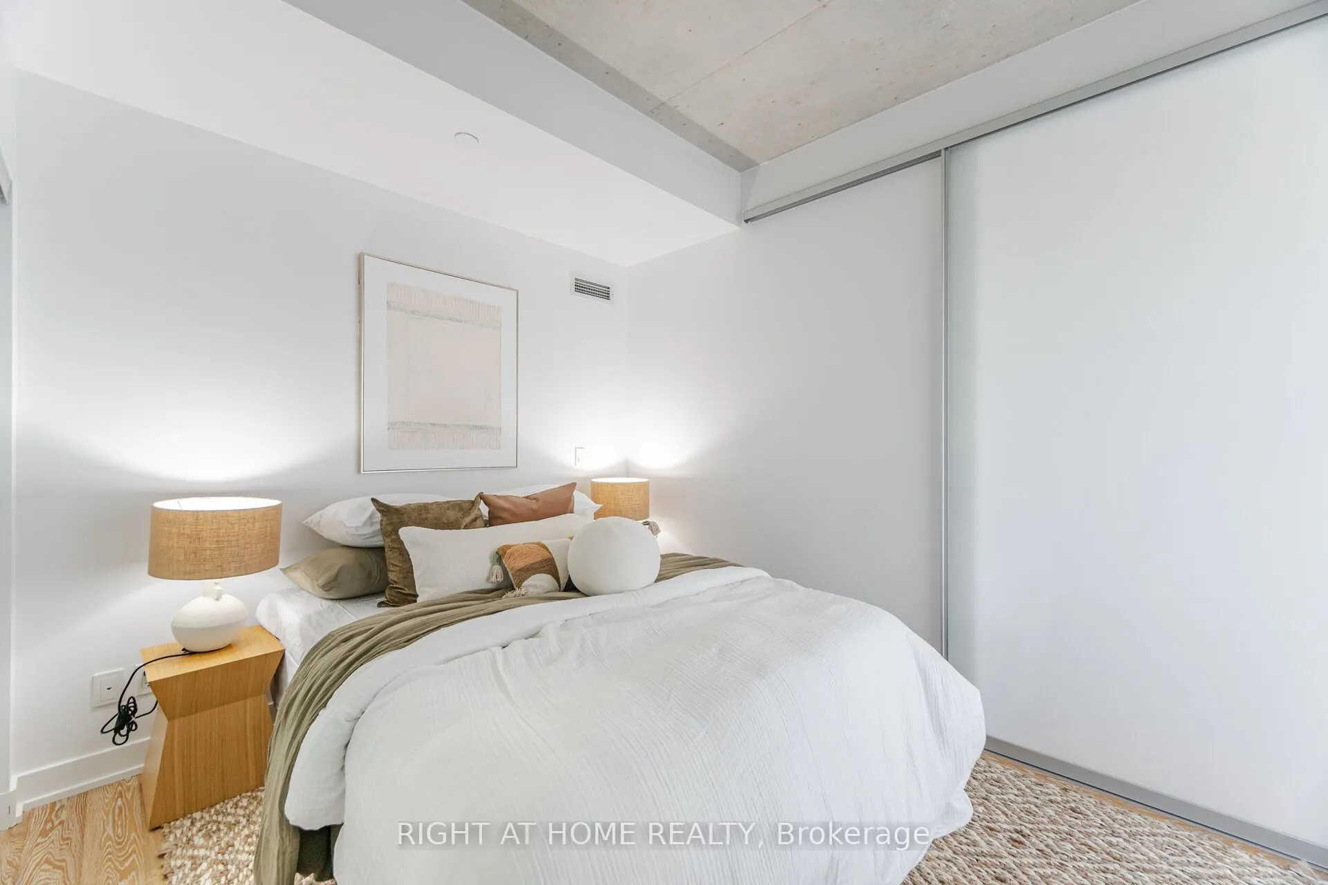 1190 Dundas Street, #527