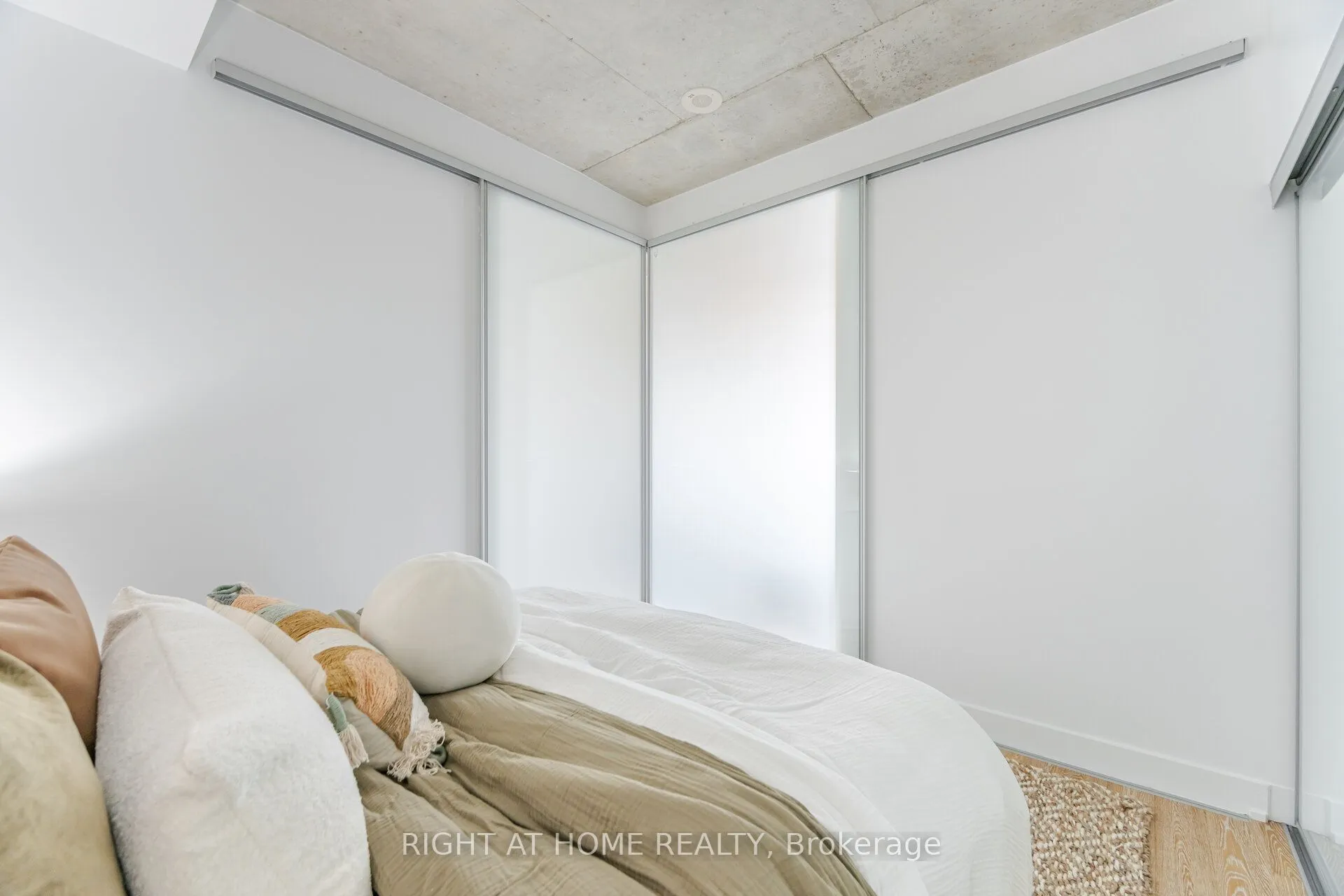 1190 Dundas Street, #527
