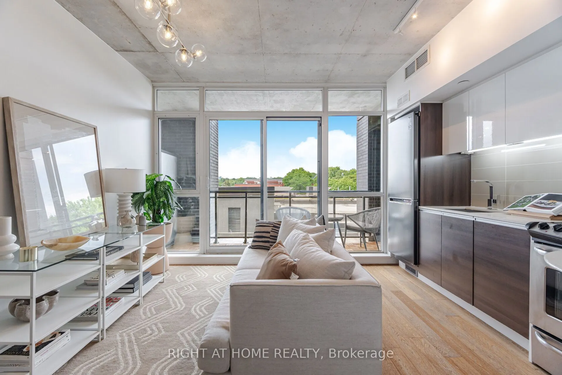 1190 Dundas Street, #527