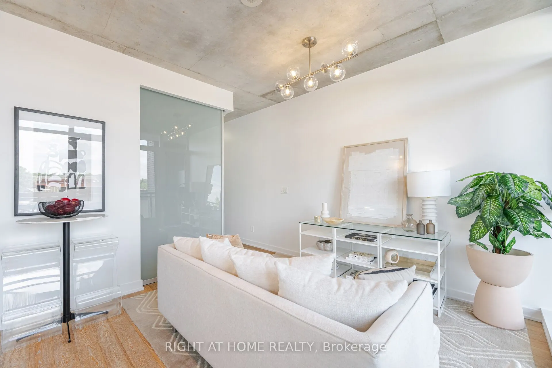 1190 Dundas Street, #527
