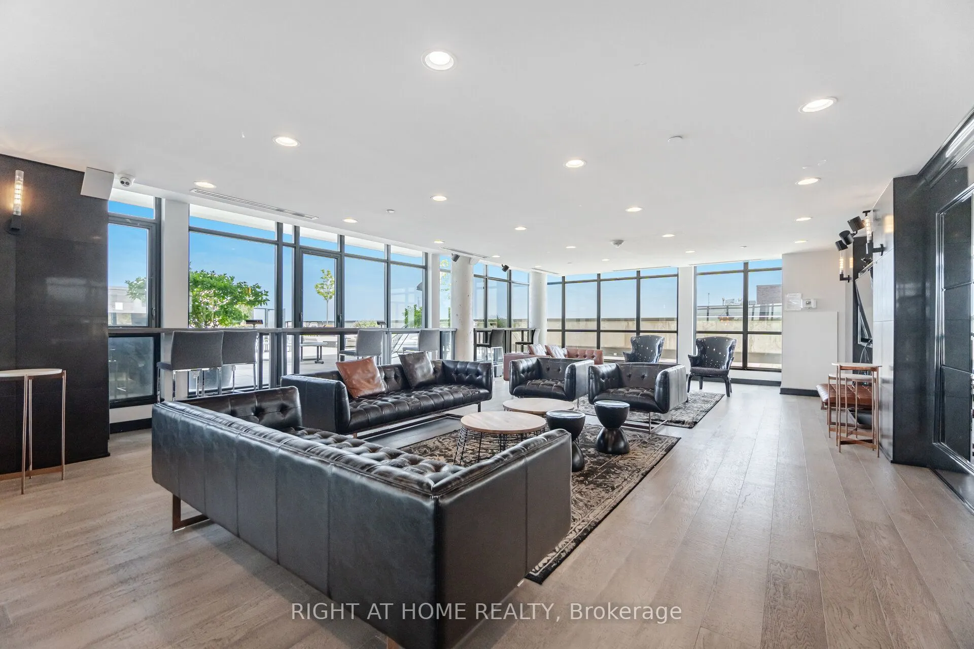 1190 Dundas Street, #527