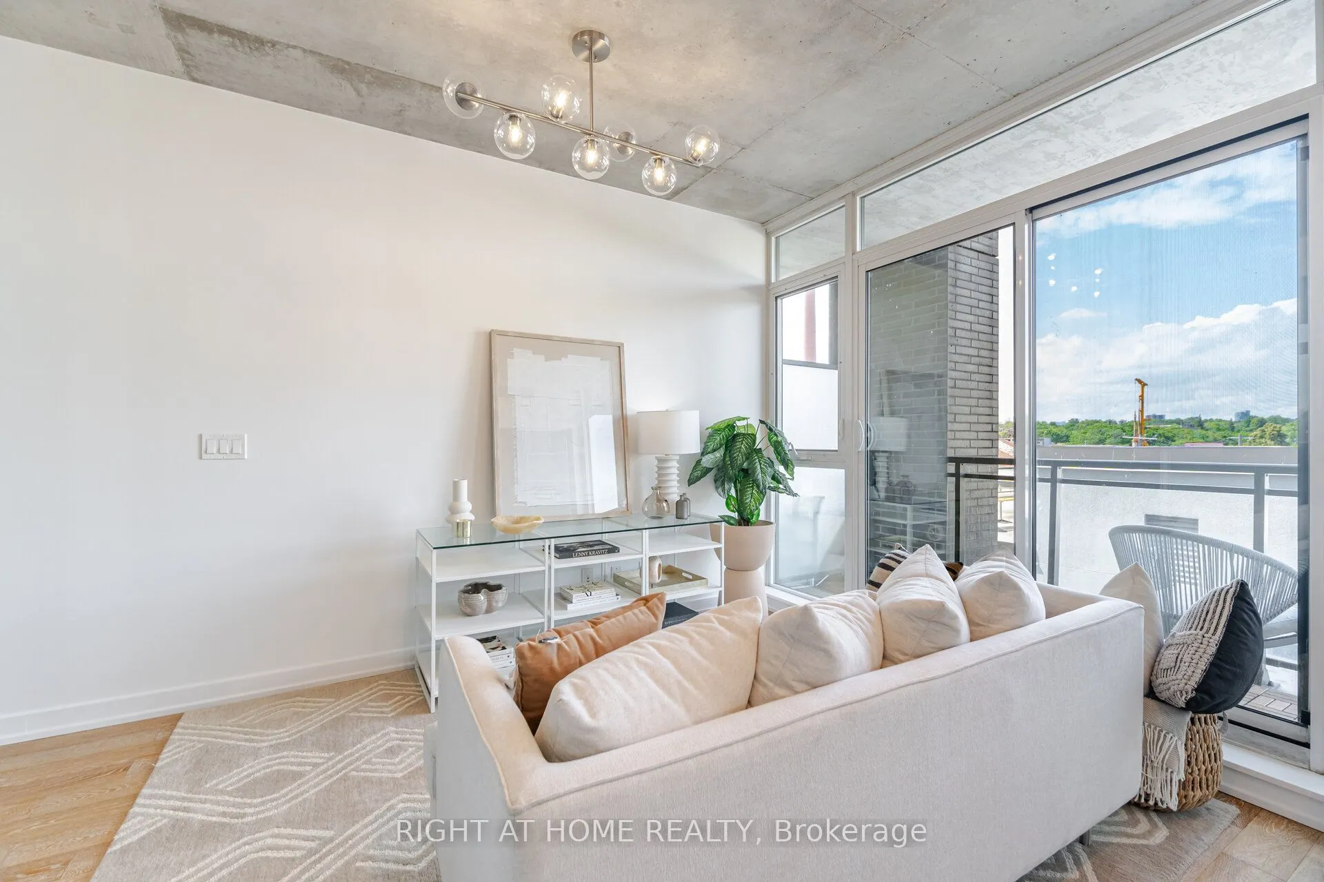 1190 Dundas Street, #527