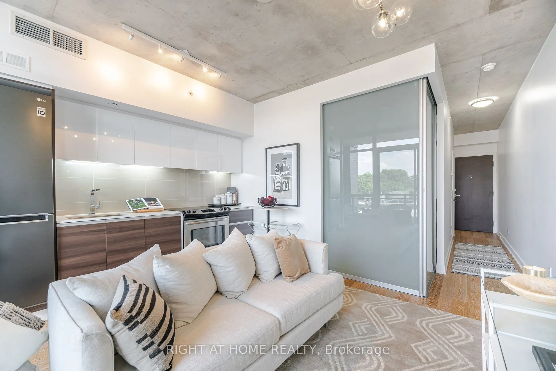 1190 Dundas Street, #527