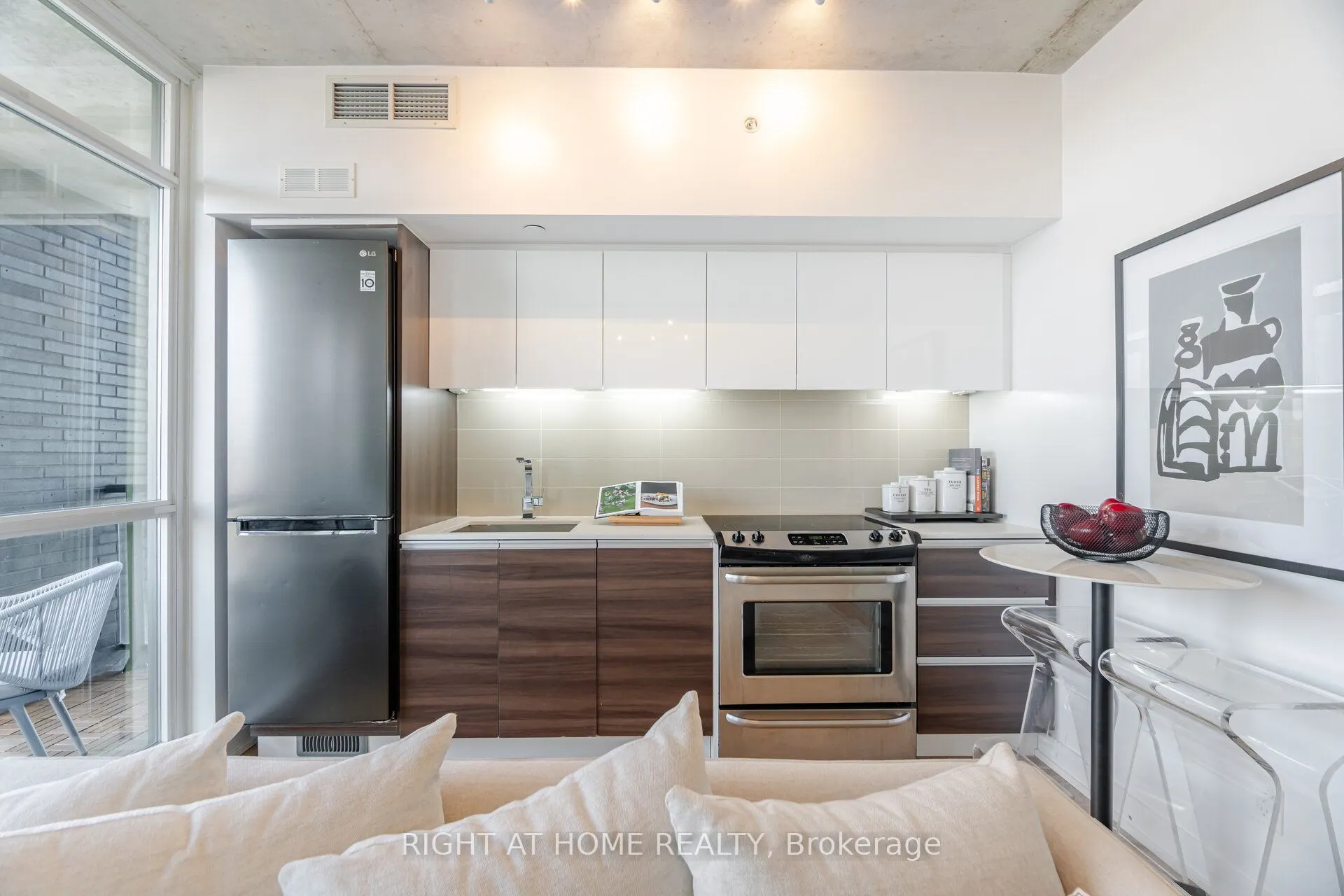 1190 Dundas Street, #527