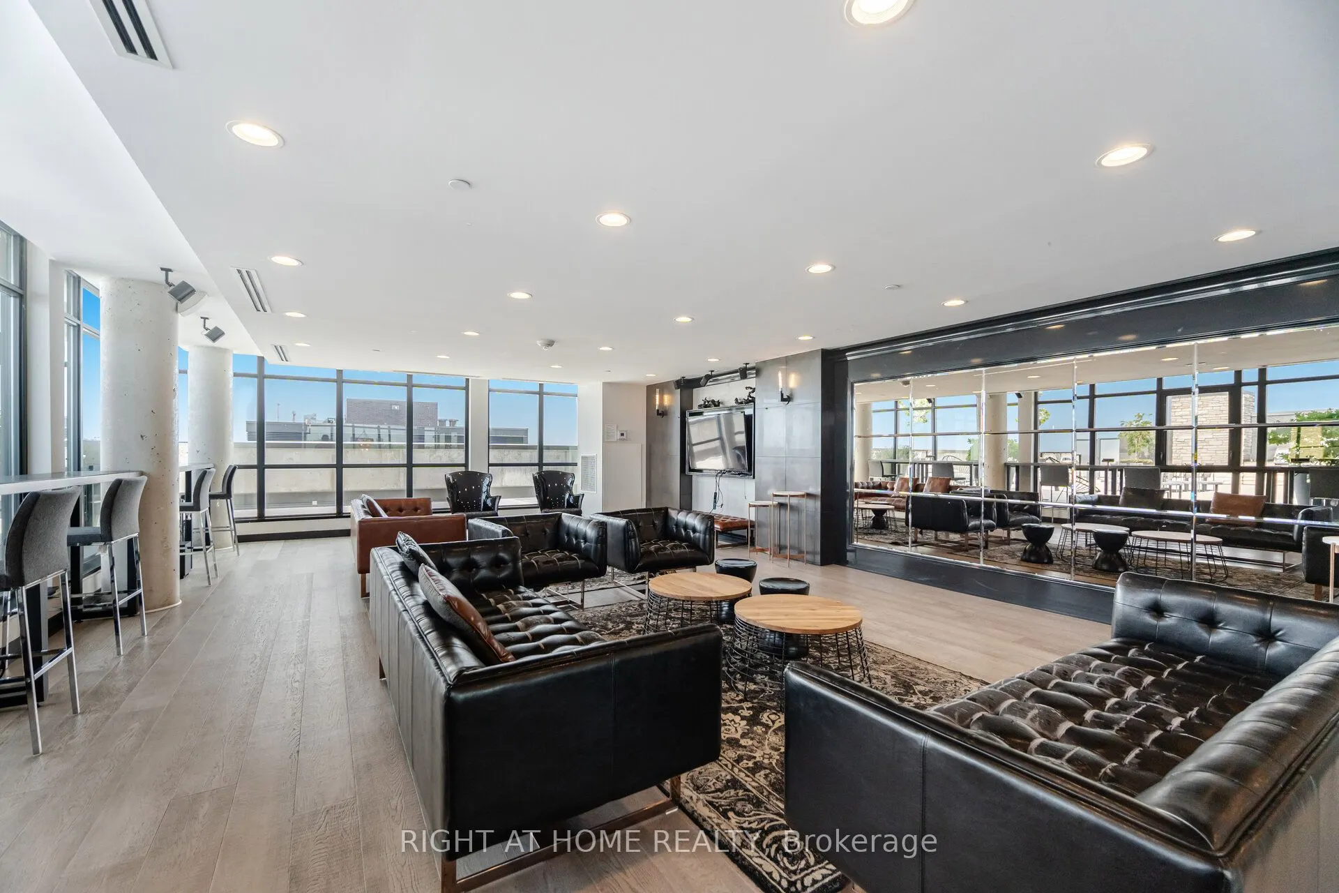 1190 Dundas Street, #527