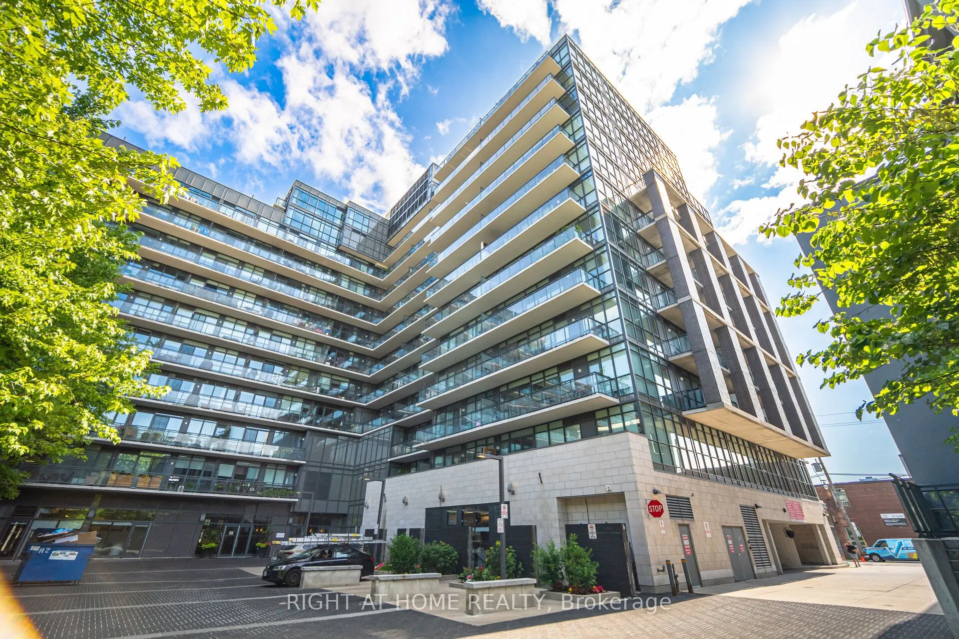 1190 Dundas Street, #527
