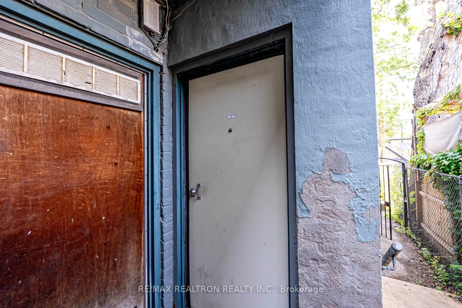 1006 Queen Street E