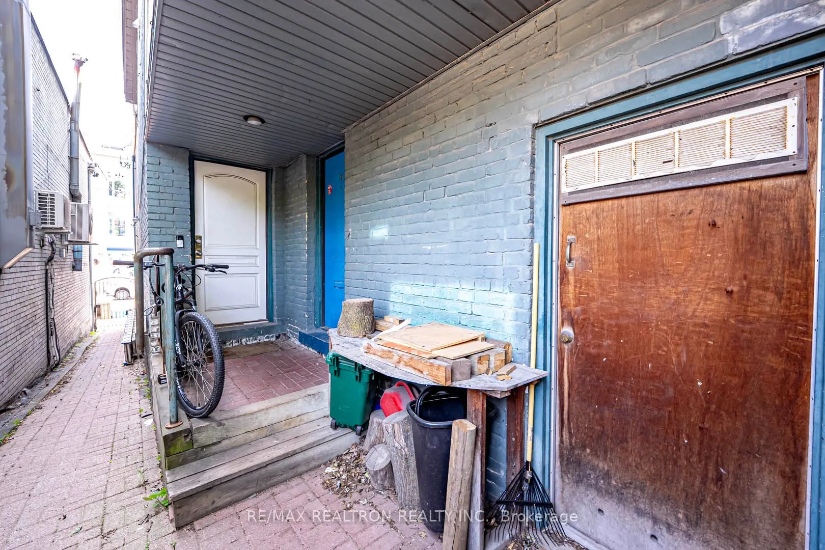 1006 Queen Street E