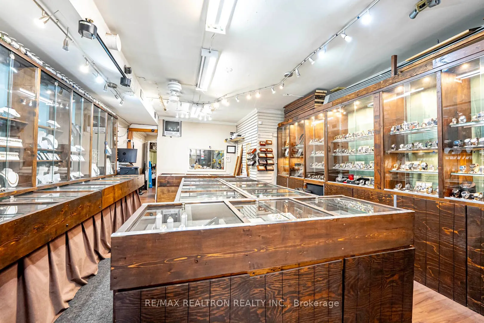 1006 Queen Street E