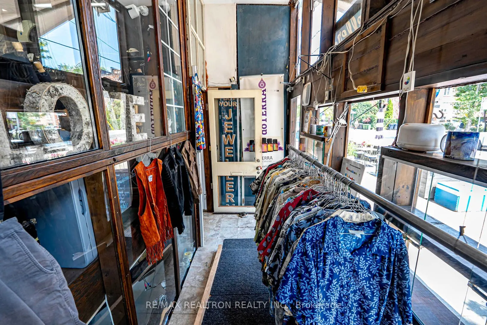 1006 Queen Street E