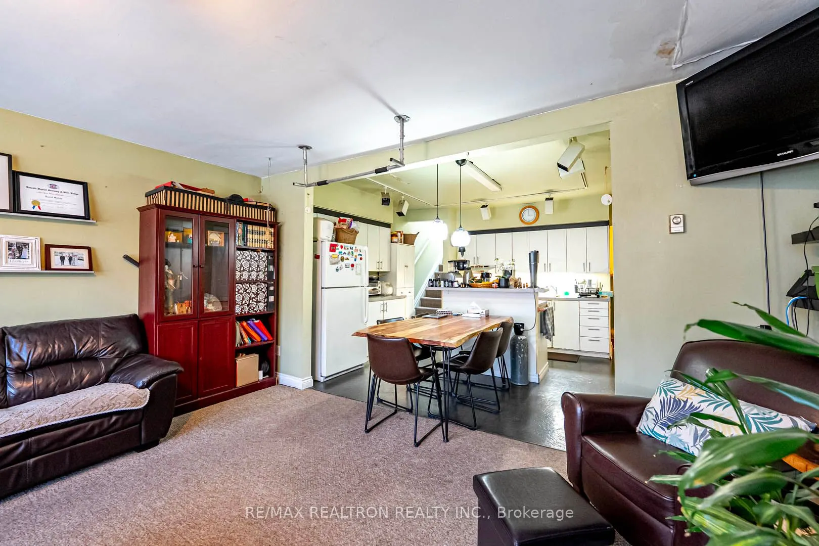 1006 Queen Street E