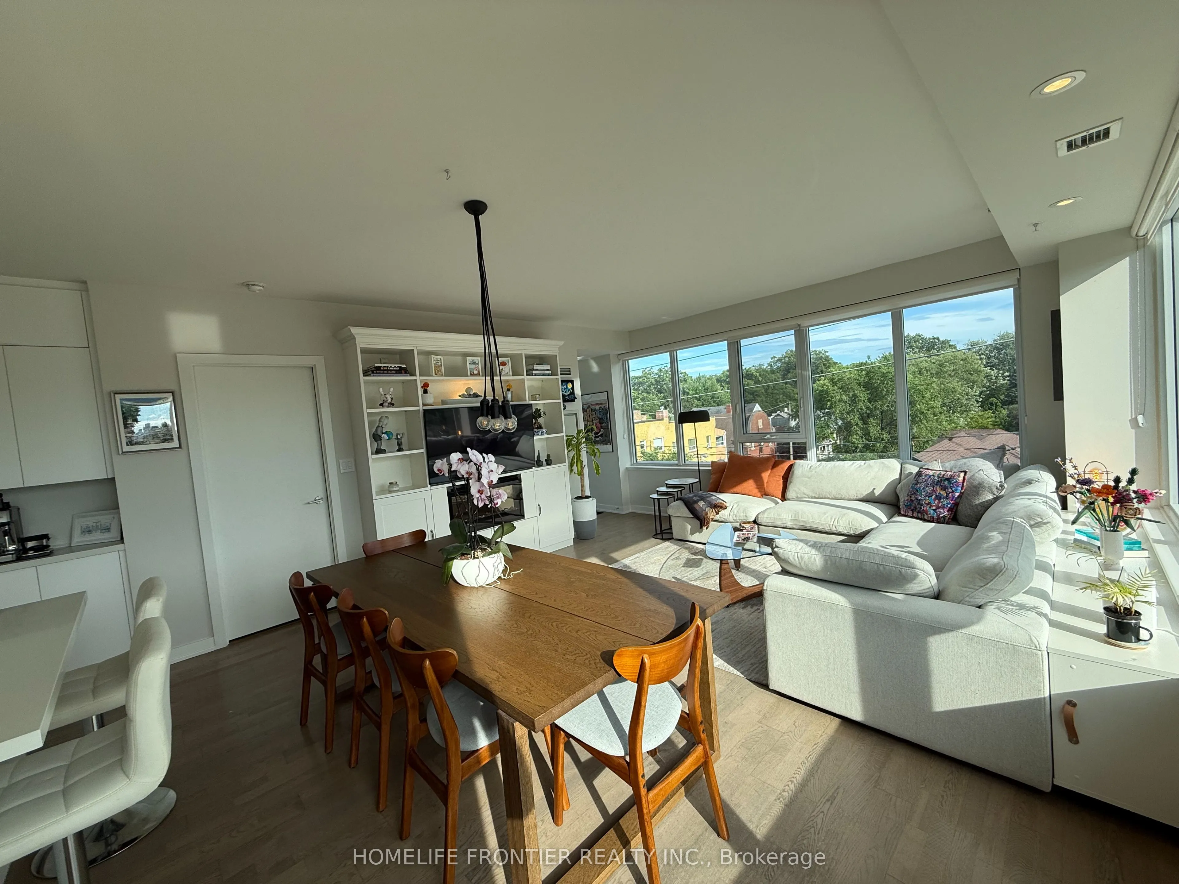 1960 Queen Street E, #405