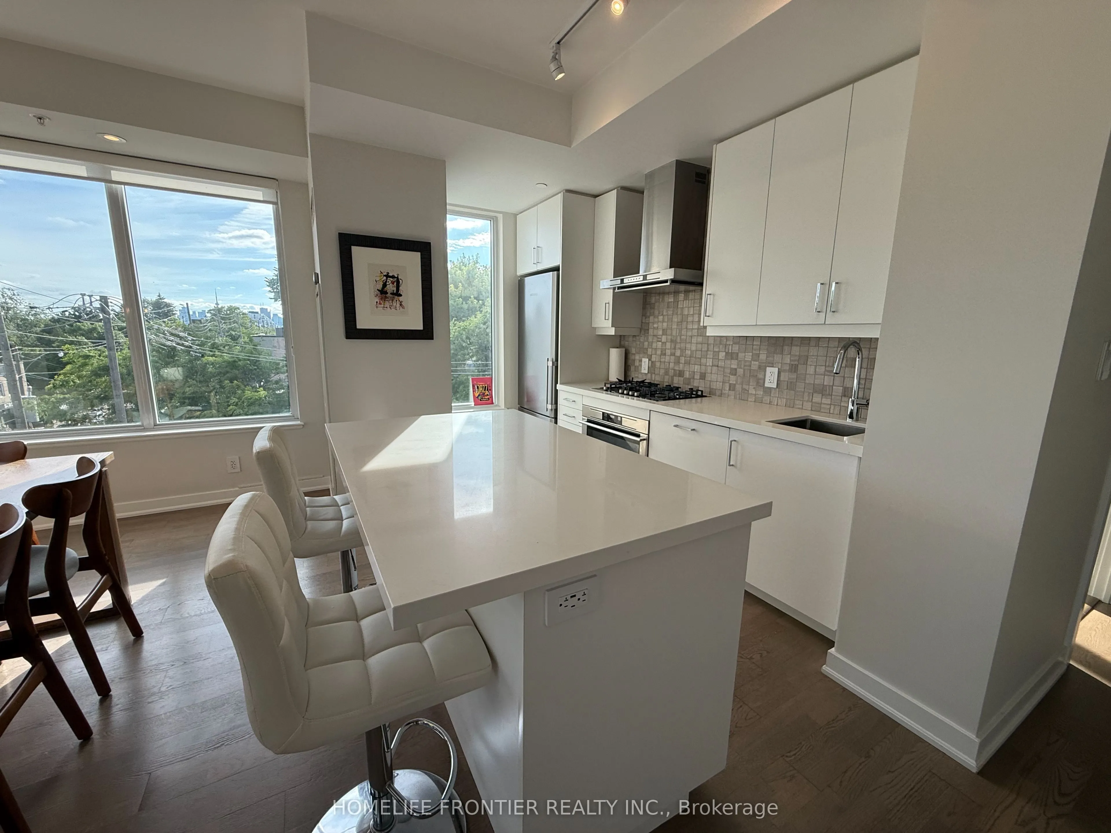 1960 Queen Street E, #405