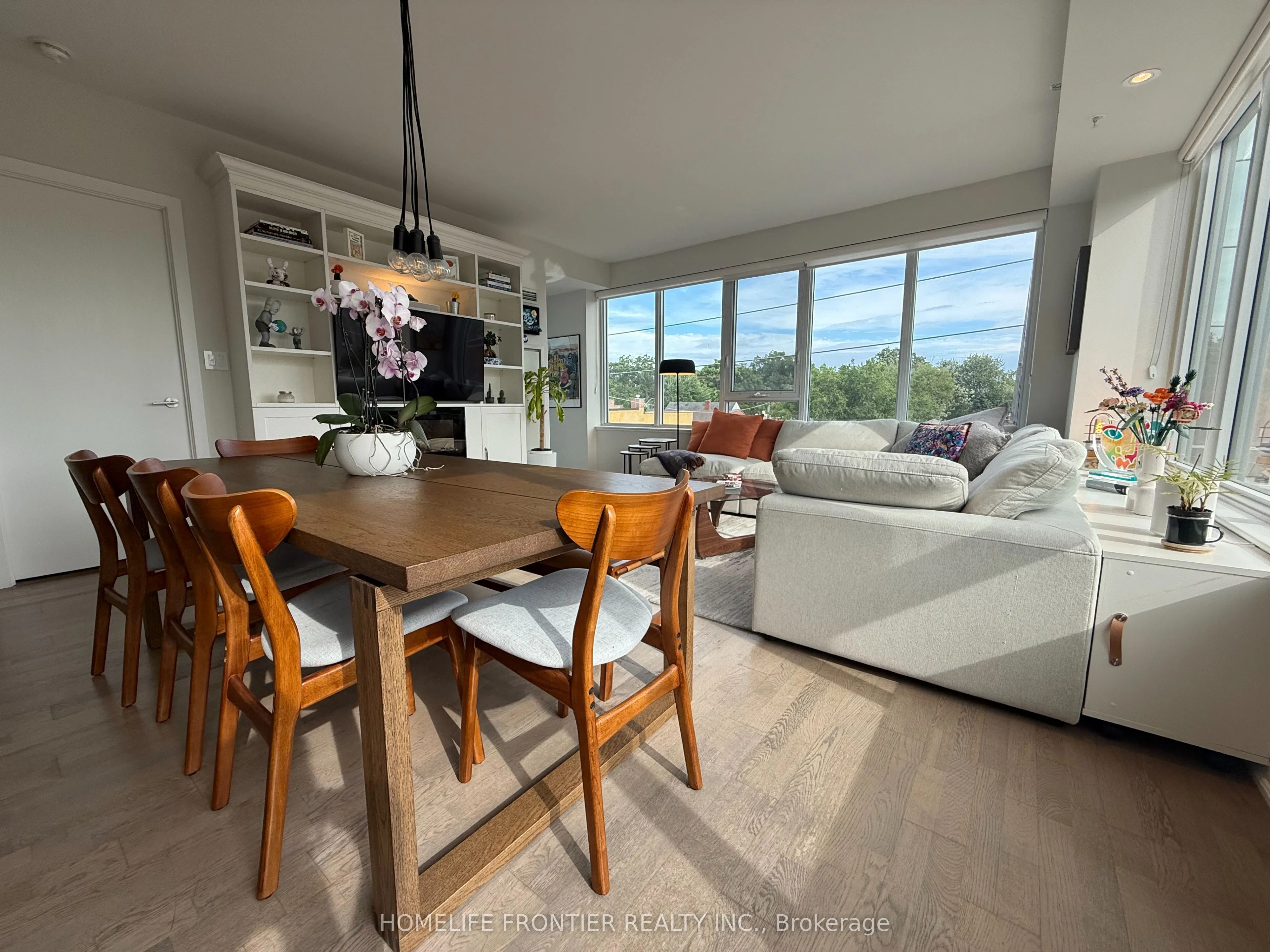 1960 Queen Street E, #405