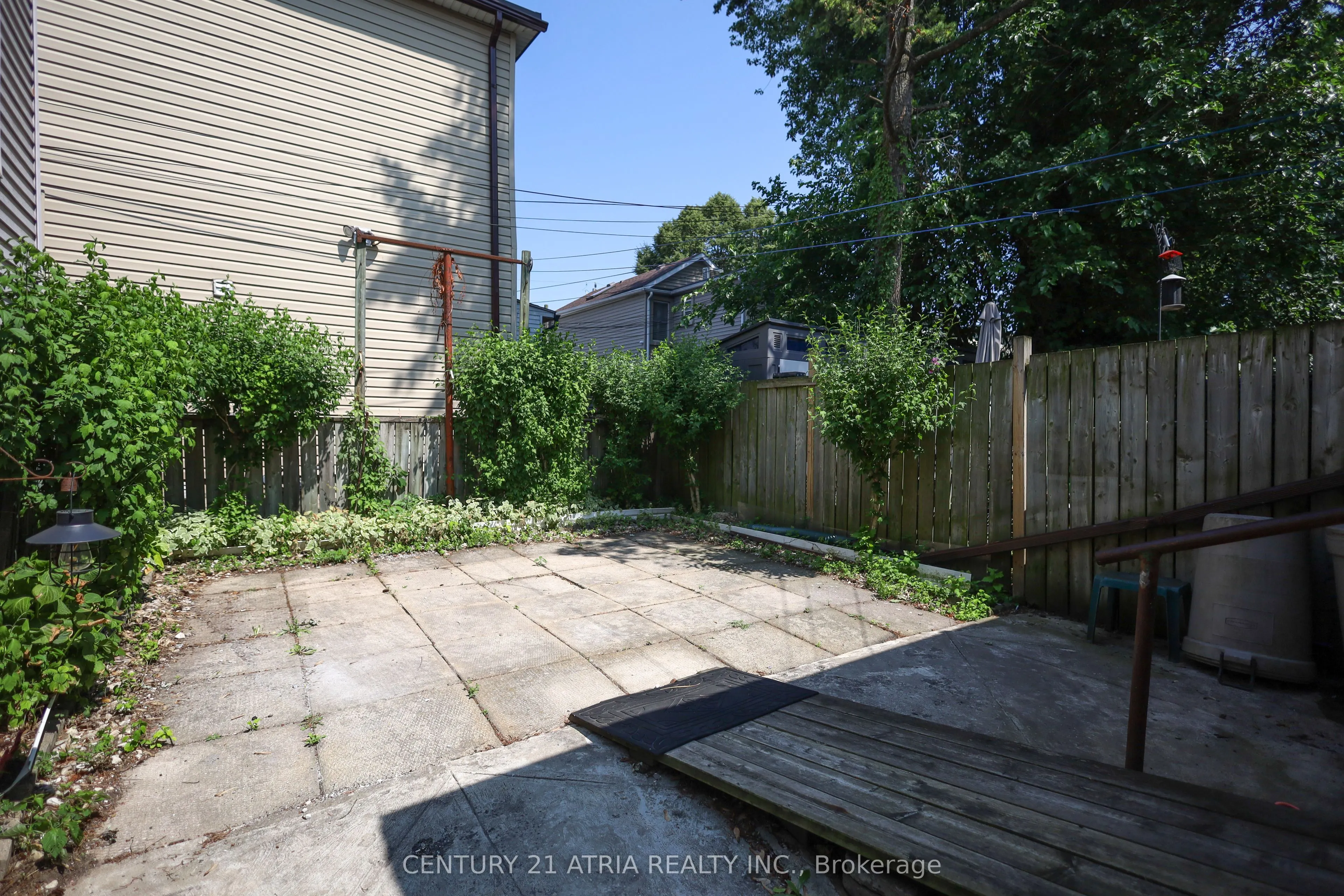 869 Pape Avenue E