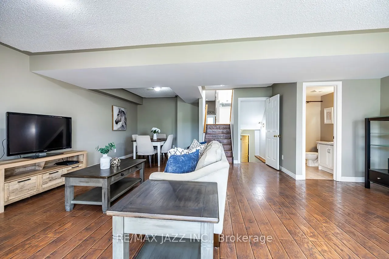 15 Daiseyfield Avenue