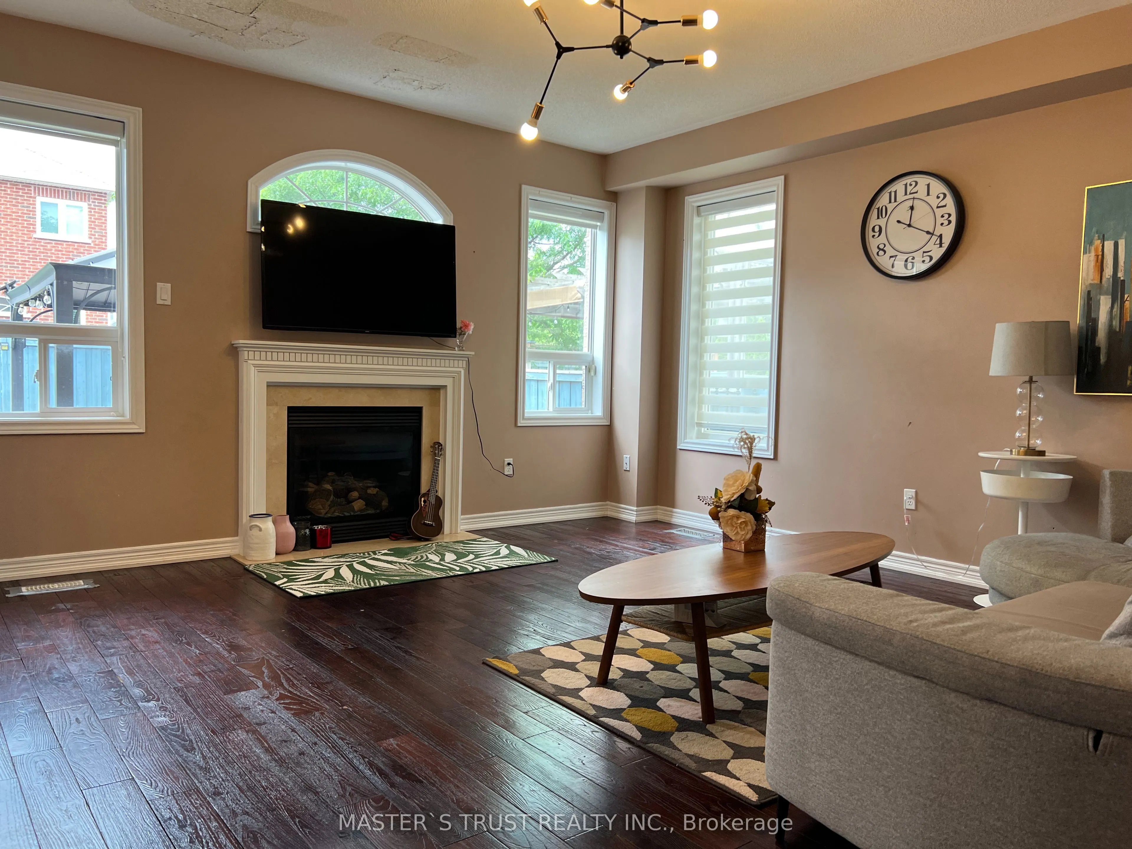 99 Rockland Crescent