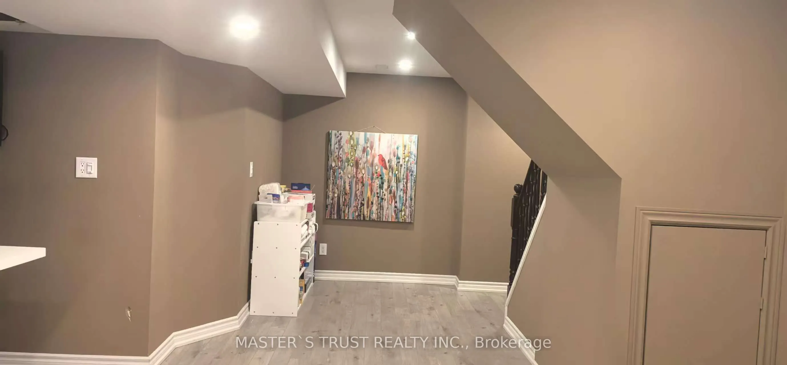99 Rockland Crescent