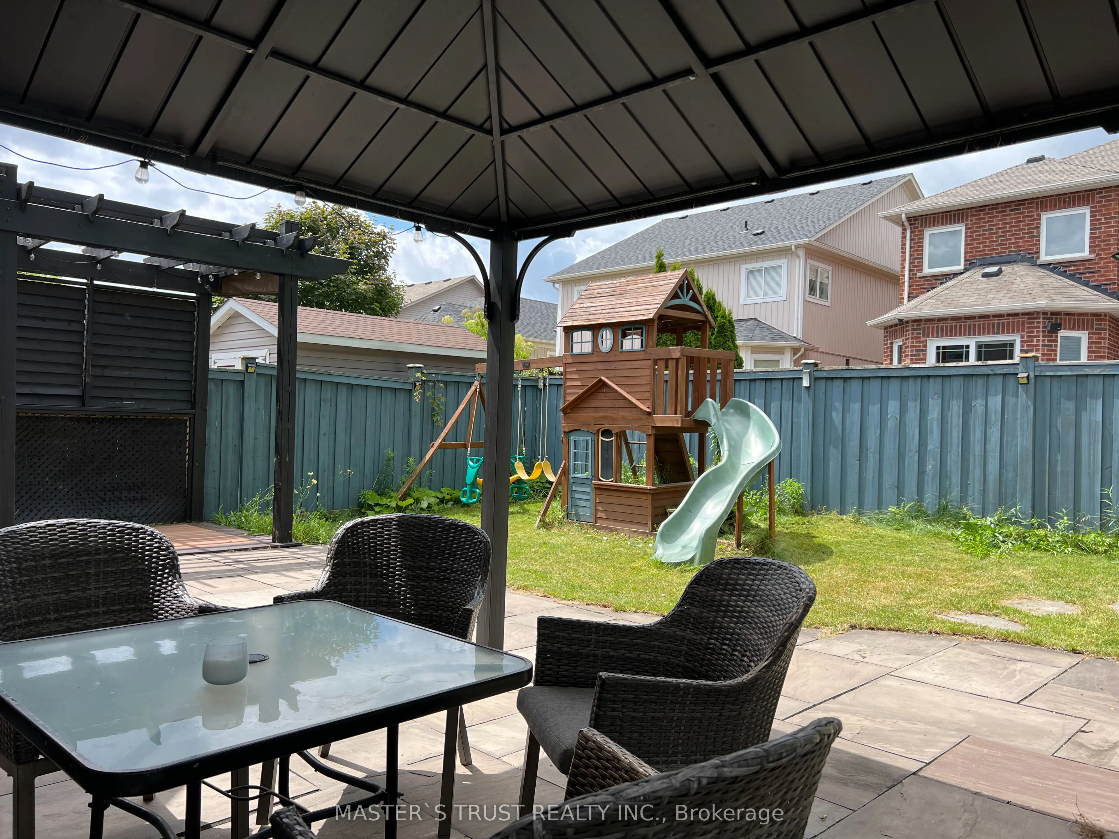 99 Rockland Crescent