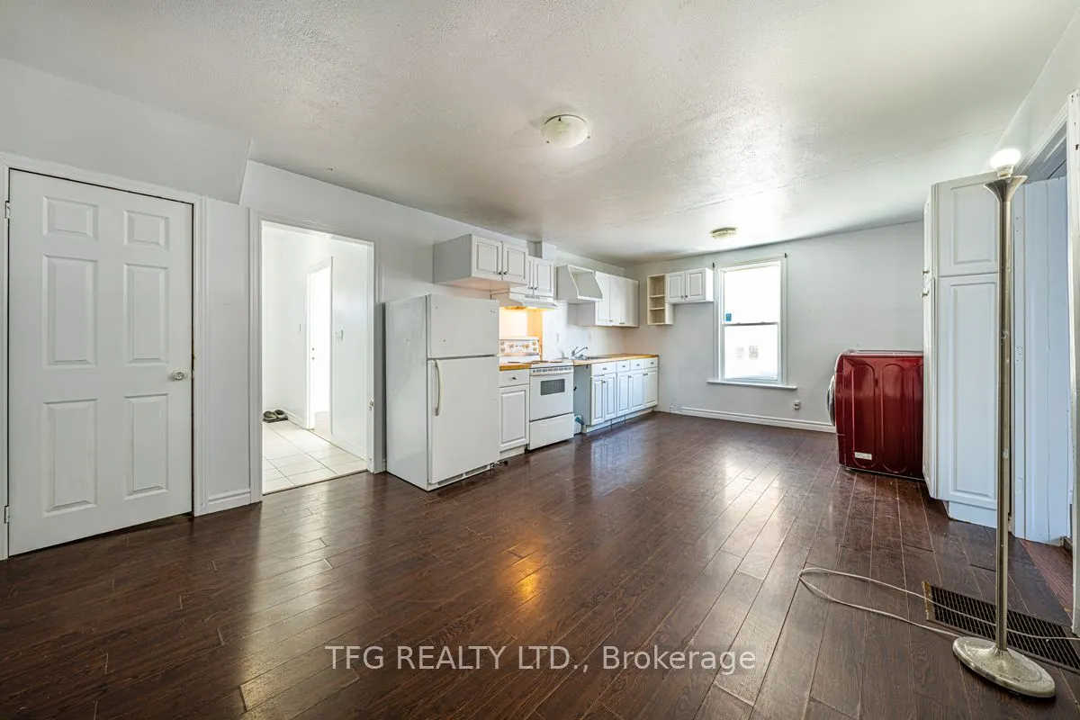 22 Brock Street E
