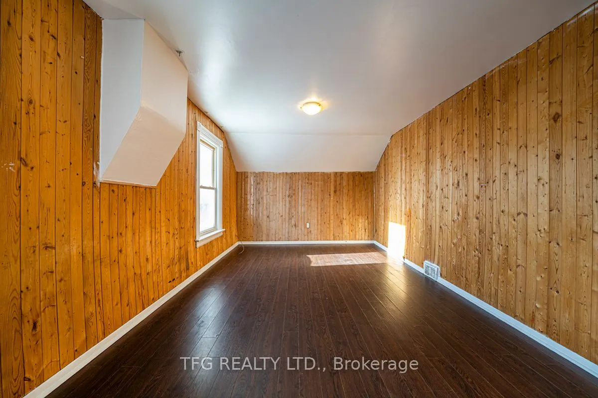 22 Brock Street E