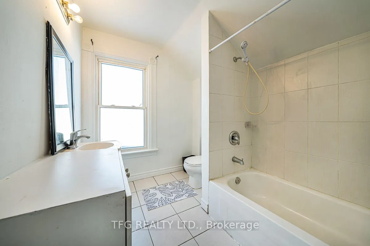 22 Brock Street E