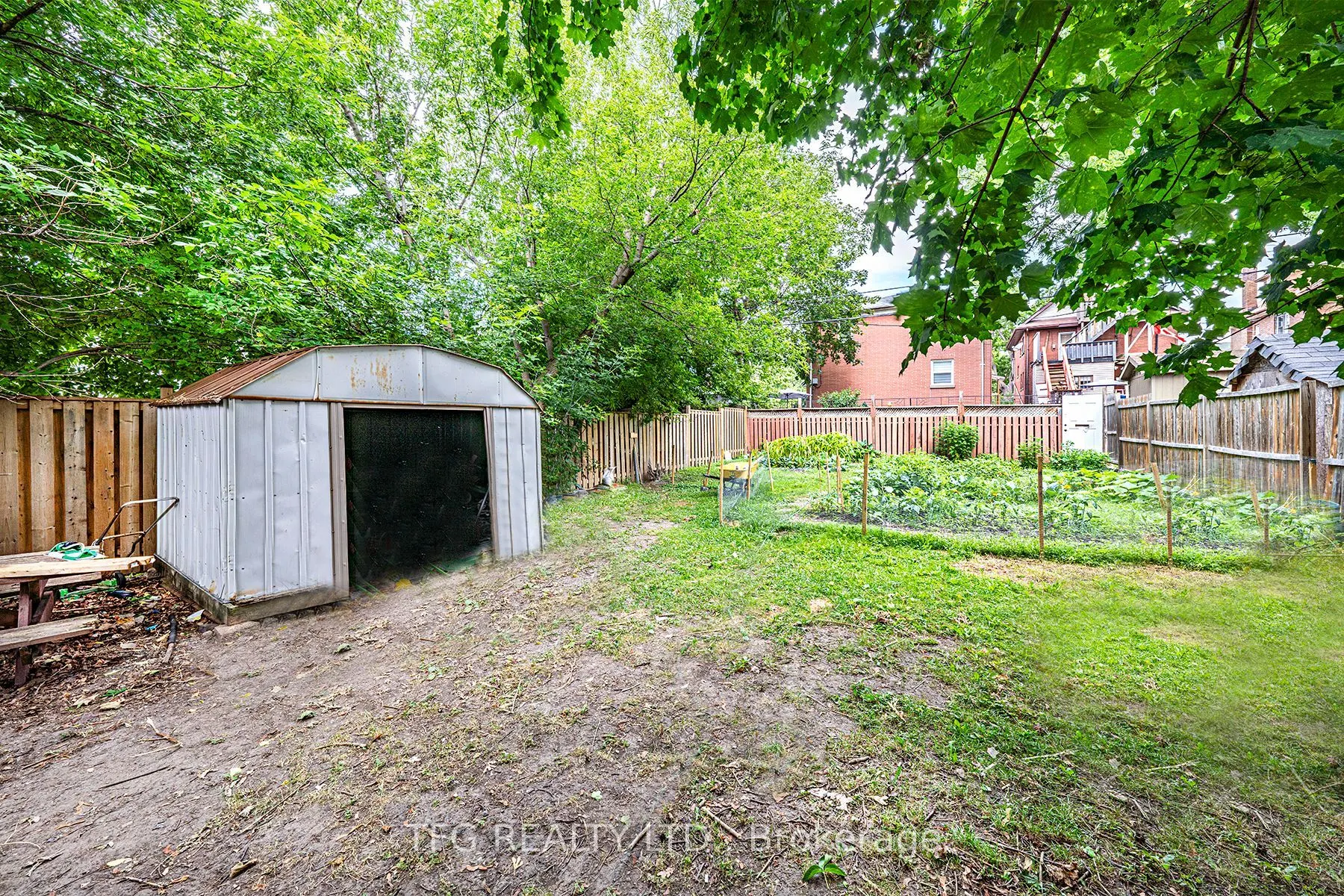 22 Brock Street E