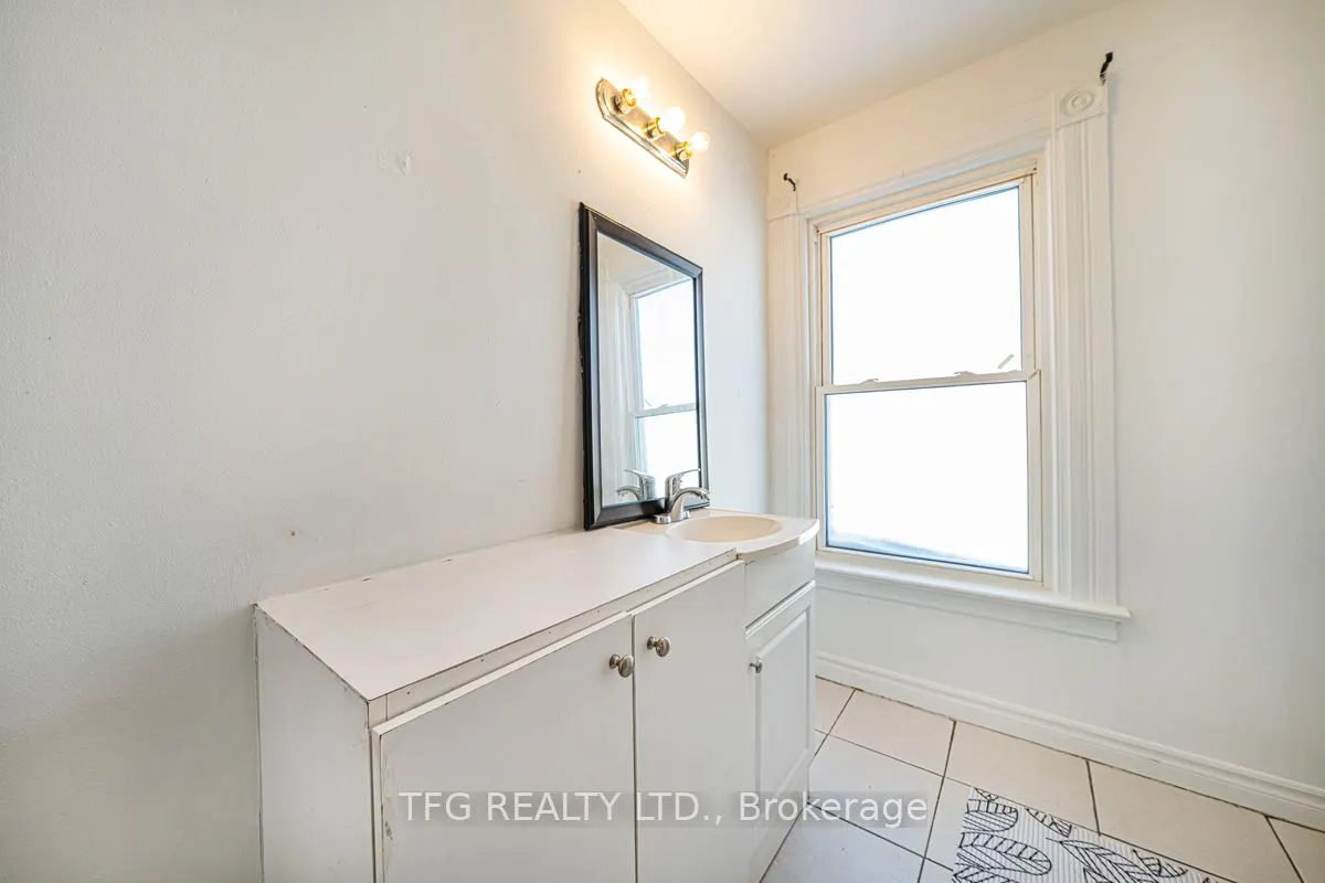 22 Brock Street E