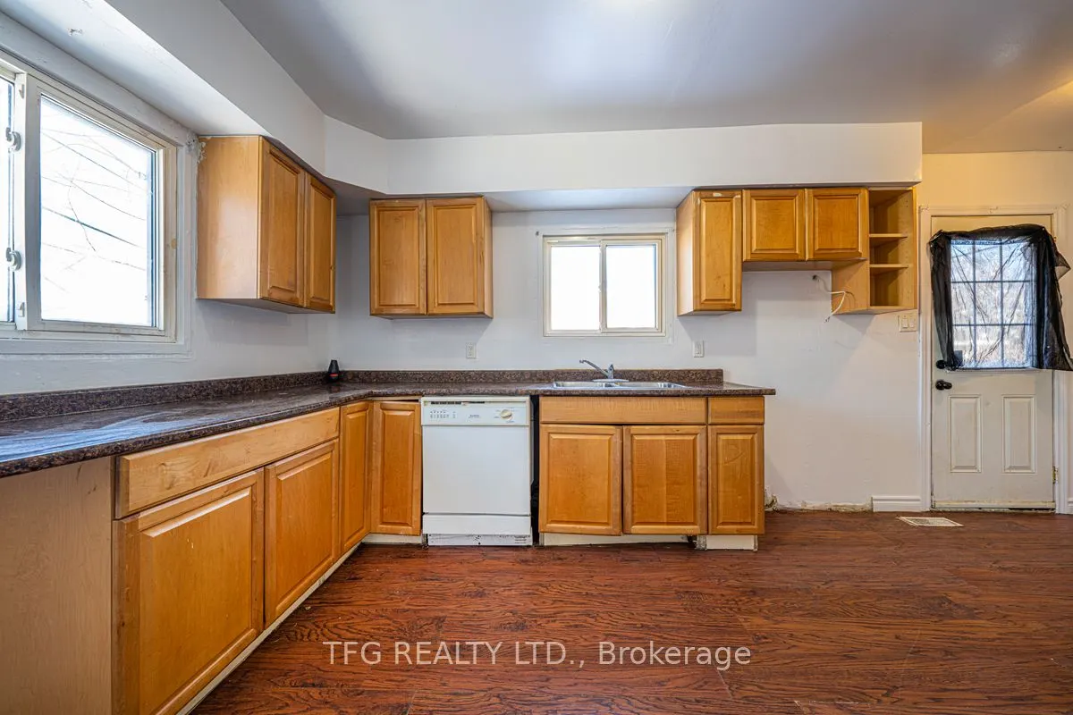 22 Brock Street E