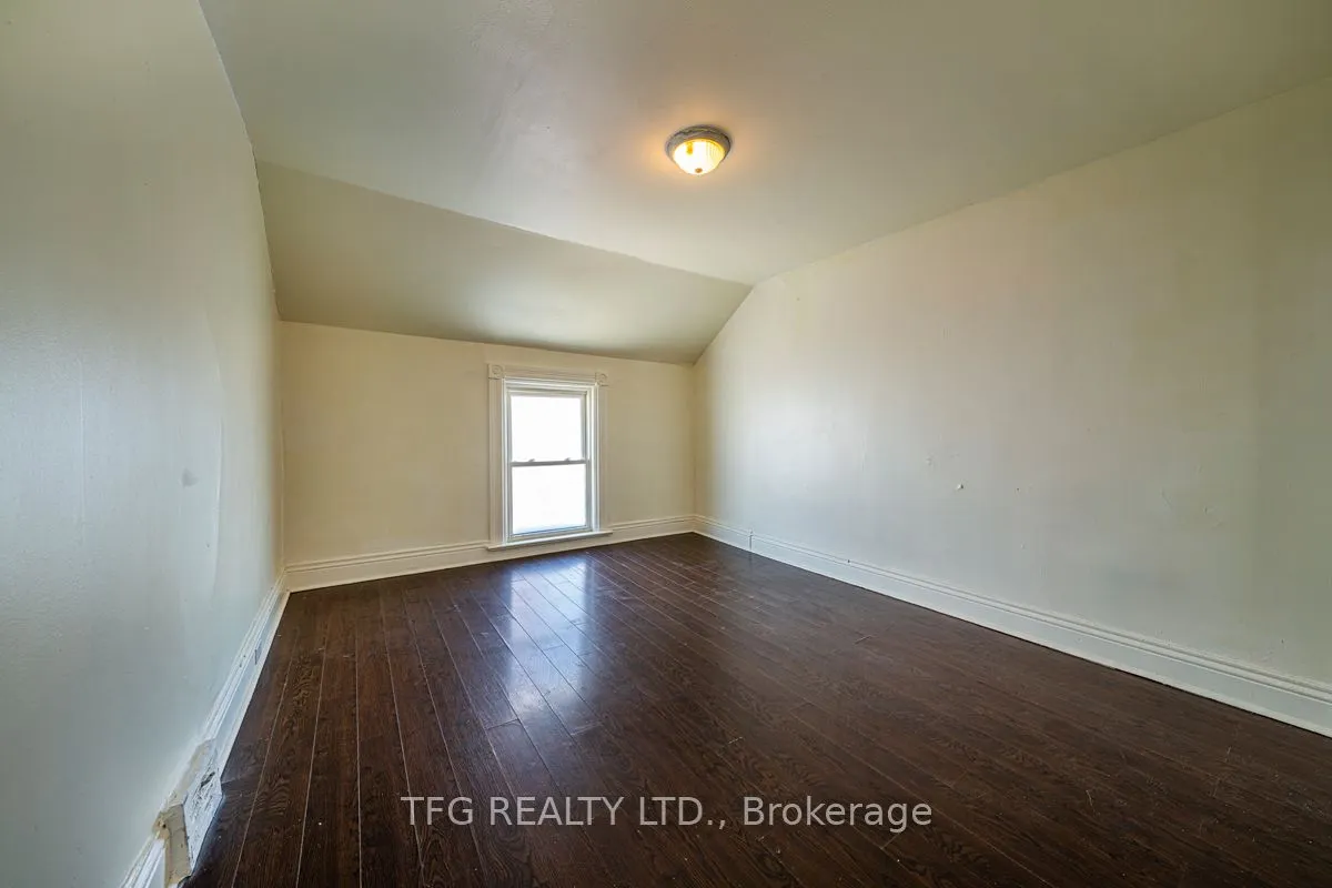22 Brock Street E