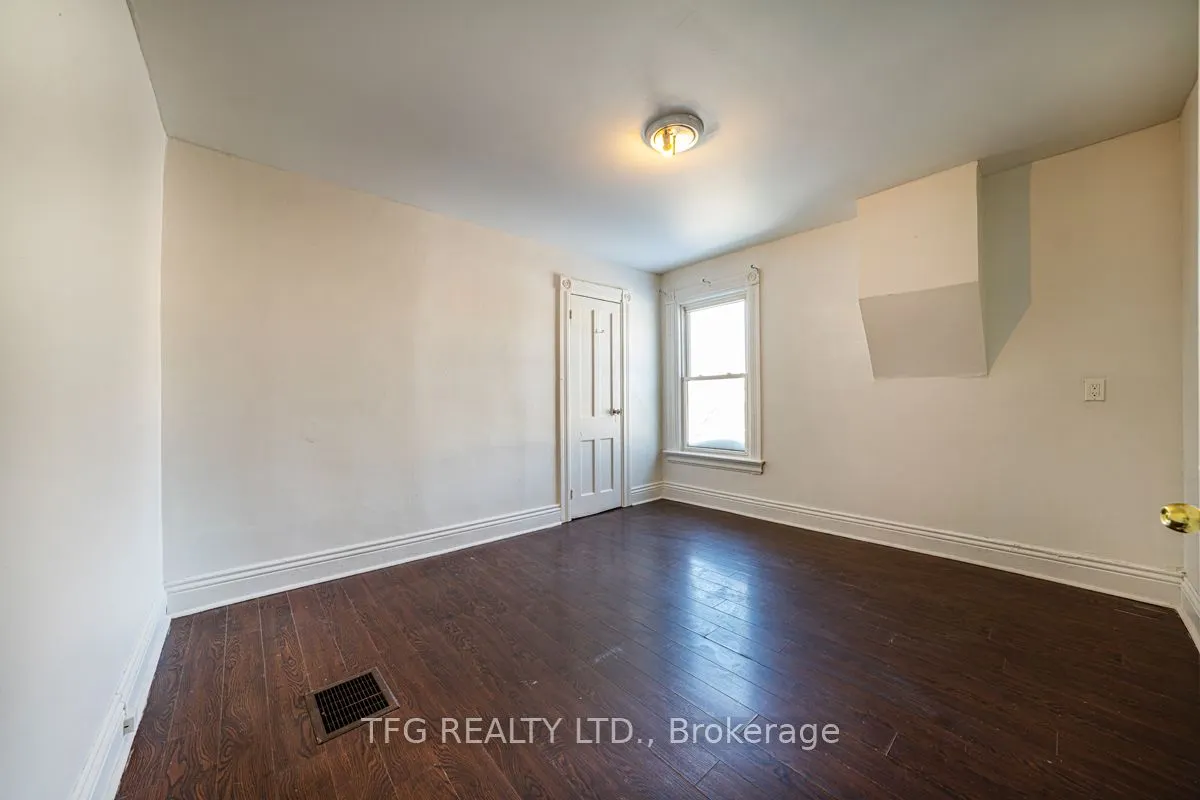 22 Brock Street E