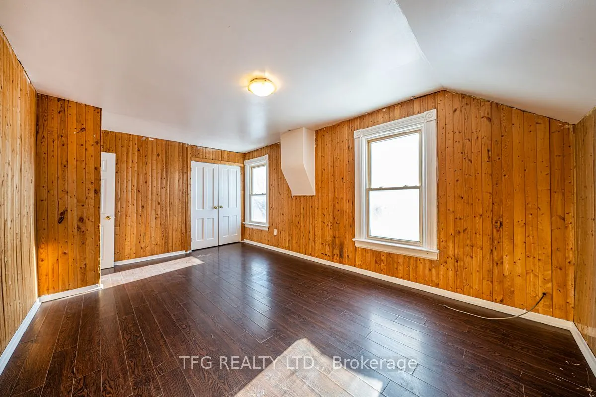 22 Brock Street E
