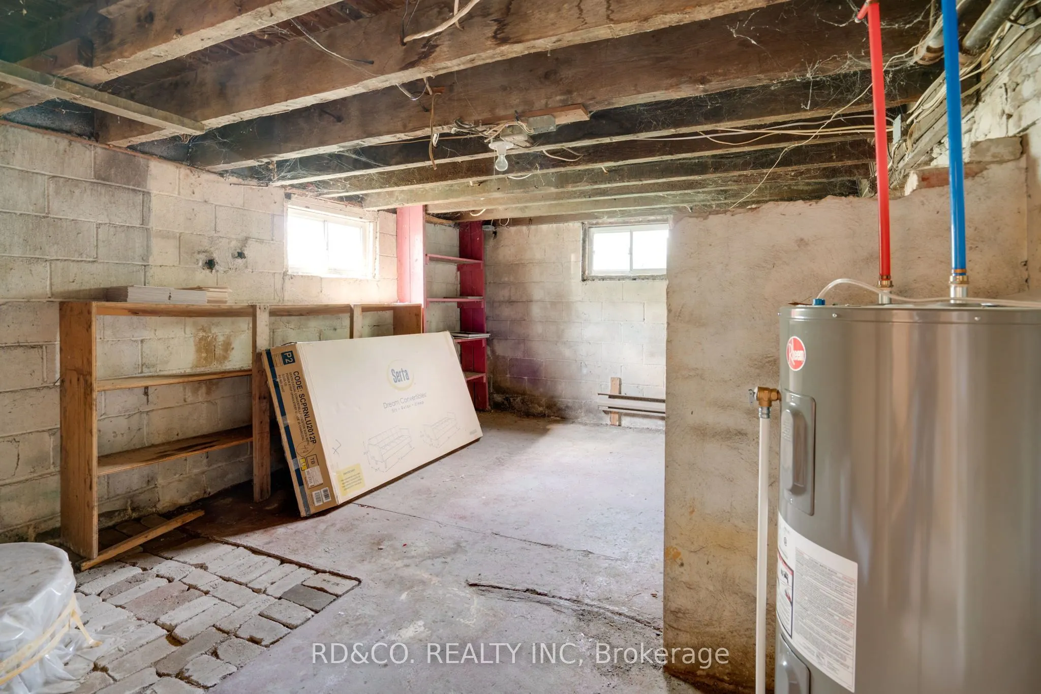154 Rossland Road E