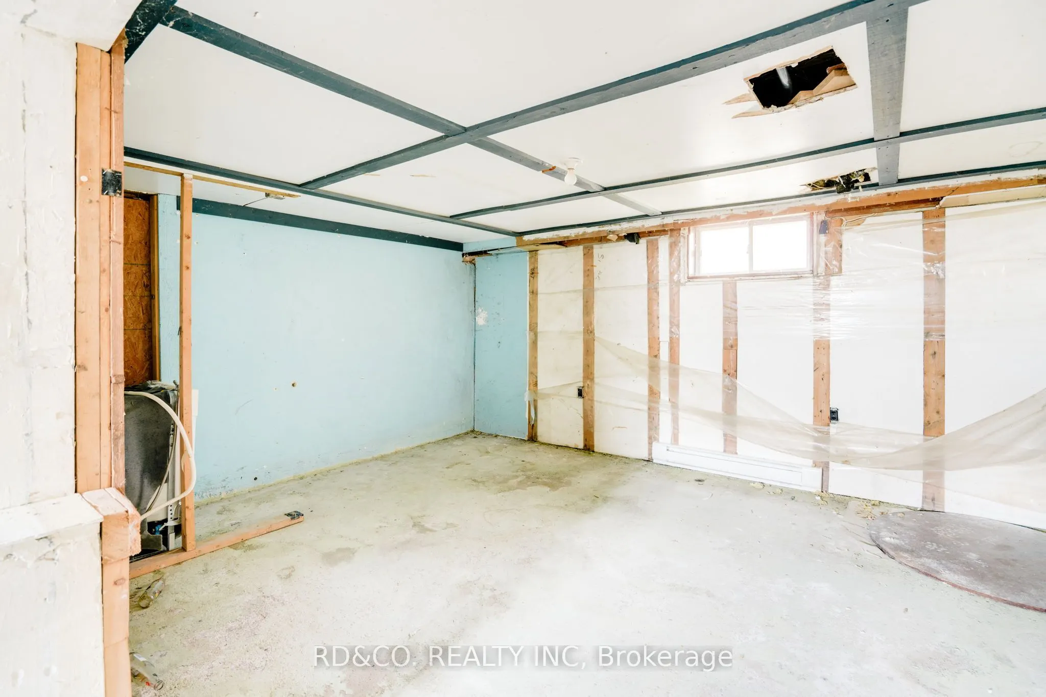 154 Rossland Road E