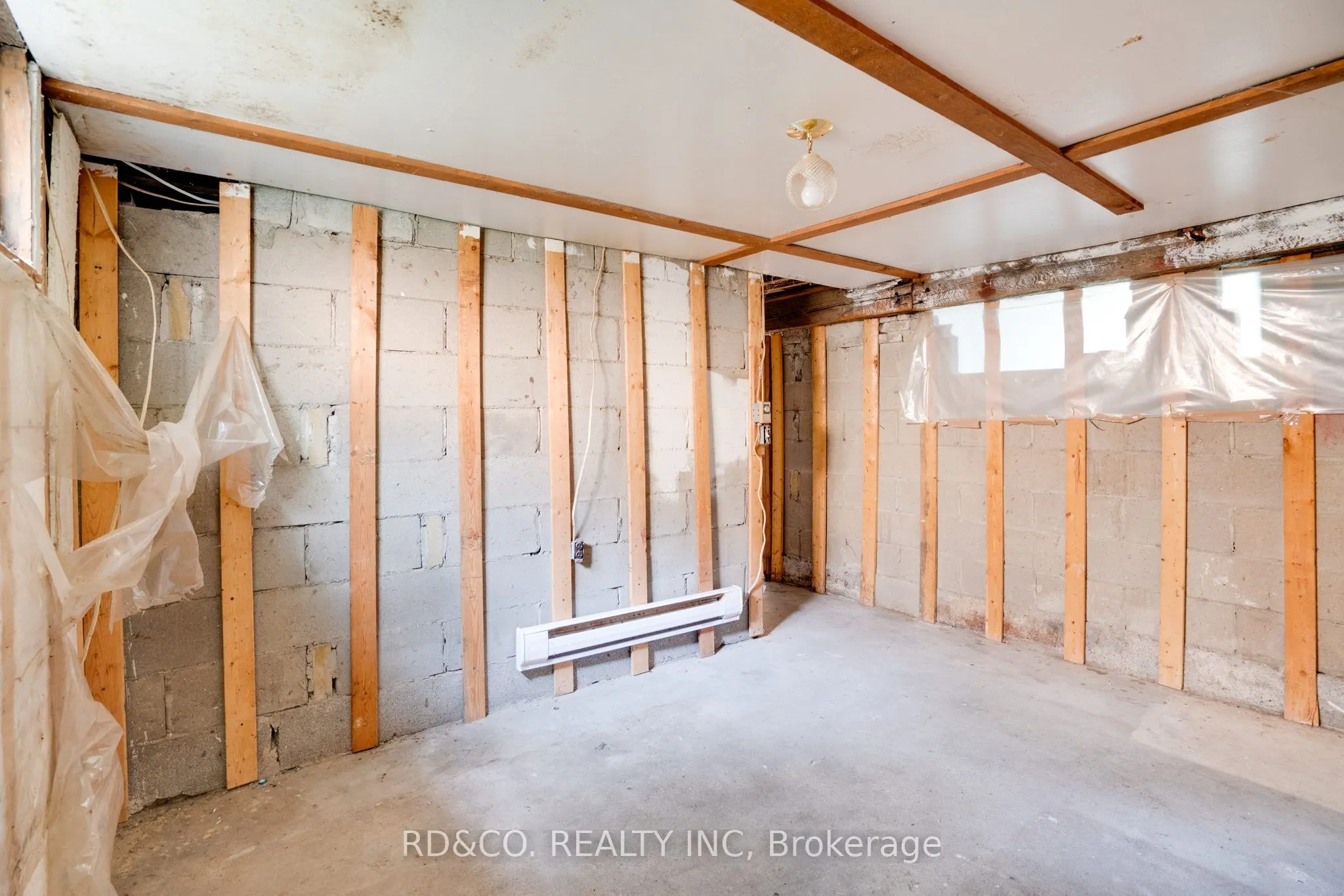 154 Rossland Road E